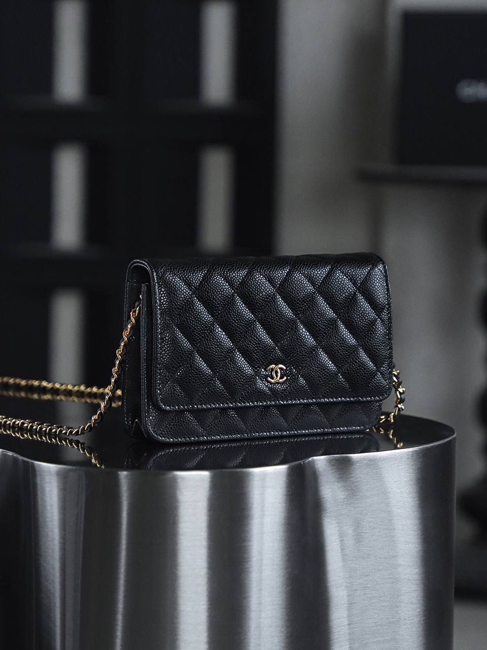 Wallet on Chain發財包鑒定版👜 一包一碼 支持全球鑒定查驗身份證原廠專G Haas皮料過關清單資料可査詢 經典系列WOC，從命名就能直觀感受到這款包包的獨特設計理念，它將傳統錢包與鏈條肩帶進行了巧妙融合！ 它大小精緻，恰好能容納一張百元人民幣，囙此被賦予了“發財包”這一吉祥又討喜的昵稱。 小巧身形，卻蘊含著大大的能量。 五金：全鋼銀扣 皮料：Hass小牛皮大球紋 尺寸：12*19.3*3.5cm