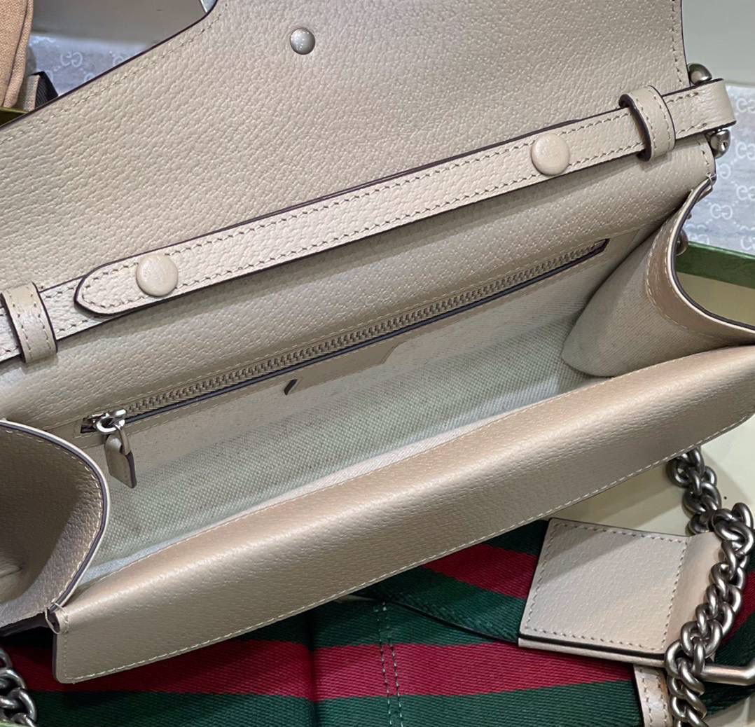 ✈️✈️✈️🔥𝐆𝐮𝐜𝐜𝐢 酒神腋下肩背包# ▪️型号 : 731782 ▪️尺寸 : 25*14*4cm 𝐷𝑖𝑜𝑛𝑦𝑠𝑢𝑠时尚单品永远少不了的酒神包又添新成员啦[耶]依然采用辨识度极高的虎头锁扣、包身小巧轻便. 经典PVC老花➕牛皮❗️搭配2条肩带 链条是现在最流行的腋下背法、最重点的红绿织带饰以饰钉“Gucci”DlY斜挎带太好看了！内部容量大、翻盖口袋双接档、还可当手包使用。