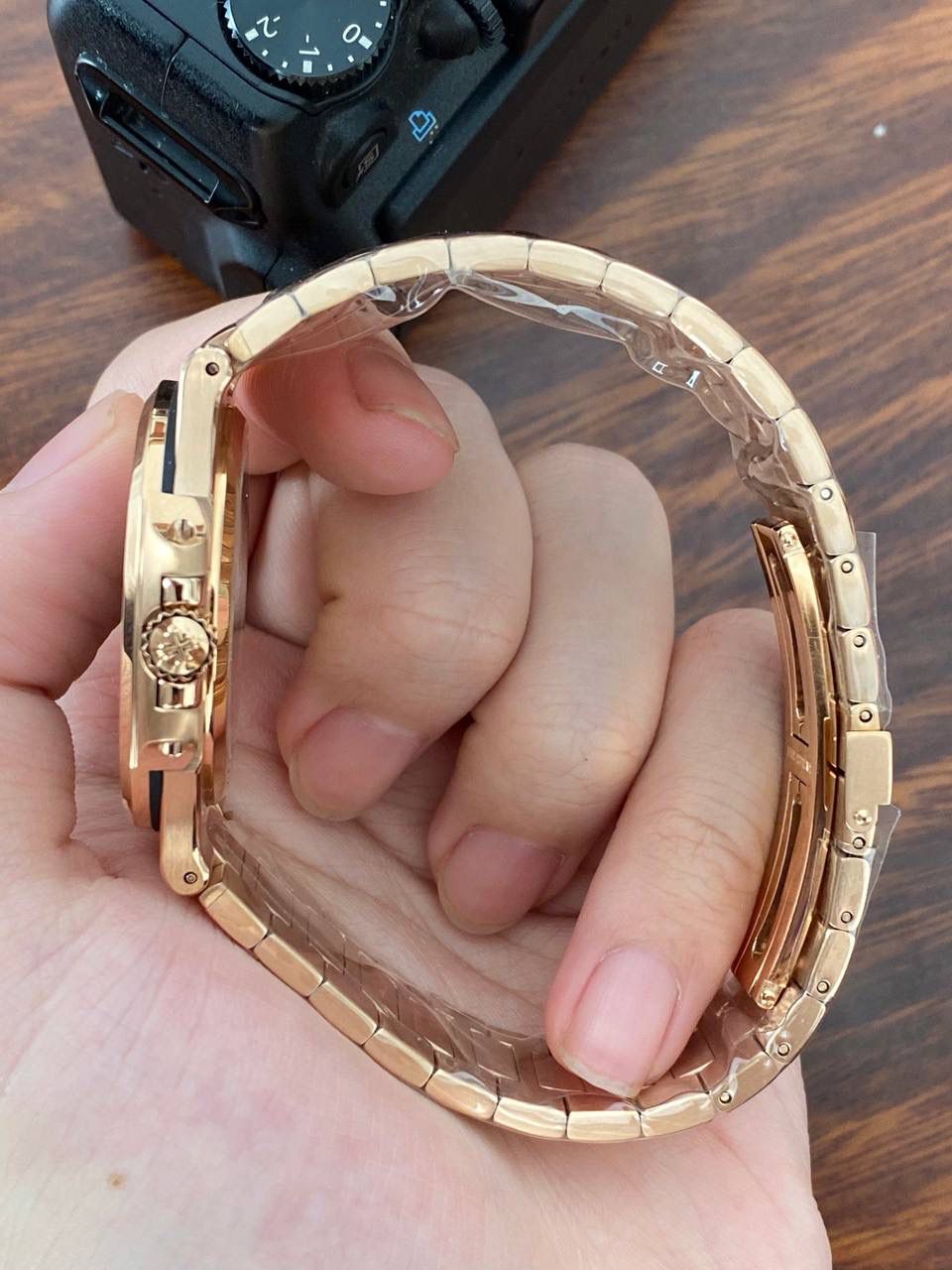 鹦鹉螺市场独家专用机芯，升级无噪音刻字版原版机芯🔥🔥 详细升级解读: 1.升级机芯全部精雕刻字，清晰不磨损，纹理做到极致。 2.升级自动陀片，采用瑞士超精密轴承，业界史无前例的安装陀片工艺。做到百分百降噪音。 3.原版机芯，无假夹版，无假摆轮，无假红宝石。WY-3k厂完整的复刻出3.3毫米的绝版高品质324SC机芯. 4..升级表盘刻度夜光超亮，而且整体做到和谐一致同步亮度。 5.鹦鹉螺经典蓝盘，目前改进与正品一致的颜色，秒杀其他工厂的表盘细节和做工。 6.日历窗口每一只手表做了水平正位，不出现偏斜遮挡。 7.把头调节档位顺畅度的多次调试，调试到最佳状态。使得升级版手雷调校时间和上链的手感畅顺 8.升级了整个手表厚度8.3毫米，完美实现全网最薄机械表，等同原装厚度。佩戴起来舒适无比。 9.重点强调324Sc机芯顺时针调日历，也就是由上往下调日历。注意辨析和正品一致。 10.调节时间的时候，拉表冠二挡。大秒针是不停止的。和正品也是一致。