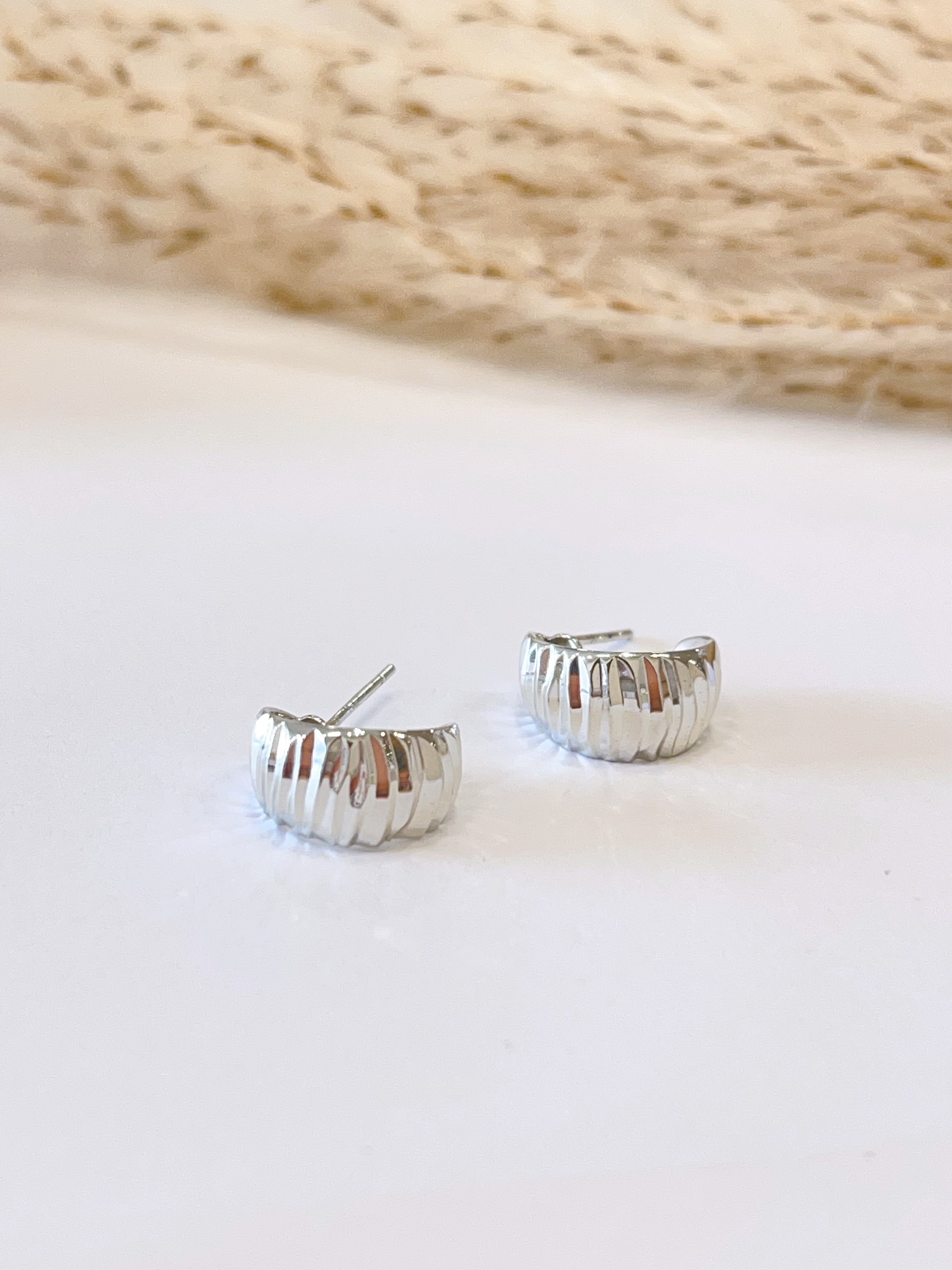 时髦不规则水波纹耳环