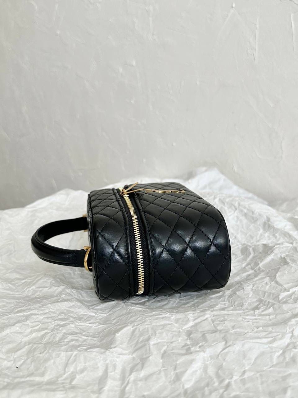 ys1 mini gaby vanity手提小盒子 黑色🤍 小可爱来袭，嘿嘿嘿 他们家不只是大包精彩 小包设计得也很出彩 它是有点箱包的设计 像个化妆包，也像小废包 但是它一点都不"废"哦 容量超级优秀，放手机📱正正好 这个包难做的是它的菱格的蓬度 不能完全平整，也不能像小香那样的蓬 微微鼓起的内托最难做 就是所谓的"肉感" 小羊皮的细腻程度也是和zp一样的 市场上你们可以去对比这只包的做法 整只包的灵魂我们是研究透了的！😍💕 18×11×6.5cm766731m