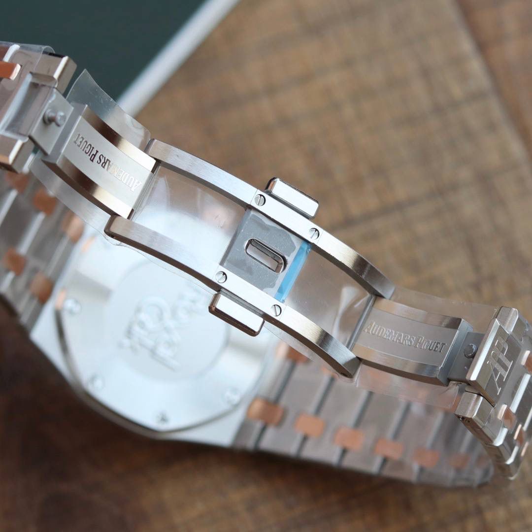 🚀原单AUDEMARS PIGUET爱彼 皇家橡树系列67女士石英腕表 独家原版拆解开模 所有配件均可原版互换使用，搭载原装瑞士F04111石英机芯。走时精准！全程CNC打磨，多次校对调整版型，棱角分明。表壳直径33MM,多边形状表圈与表壳精密相合，表圈以六边形螺丝栓固定在表壳上（圈口镶嵌精美施华洛世奇钻，璀璨夺目）表带链节精致规整，链节经过上百次细致的打磨处理，呈现出完美的纹理。折叠式表扣开合简单，佩戴方便。腕表表耳处呈弯折状，可以保证腕表与腕部更加贴合。表盘镌刻“Grande Tapisserie”大方格纹装饰，搭配荧光立体时标和皇家橡树指针，宽大的指针和时标让读时简单清晰。三点位置日期显示窗口，以阿拉伯数字显示。腕表为密闭表底，表底上镌刻皇家橡树系列的英文名称“Royal Oak”字样✨🔥