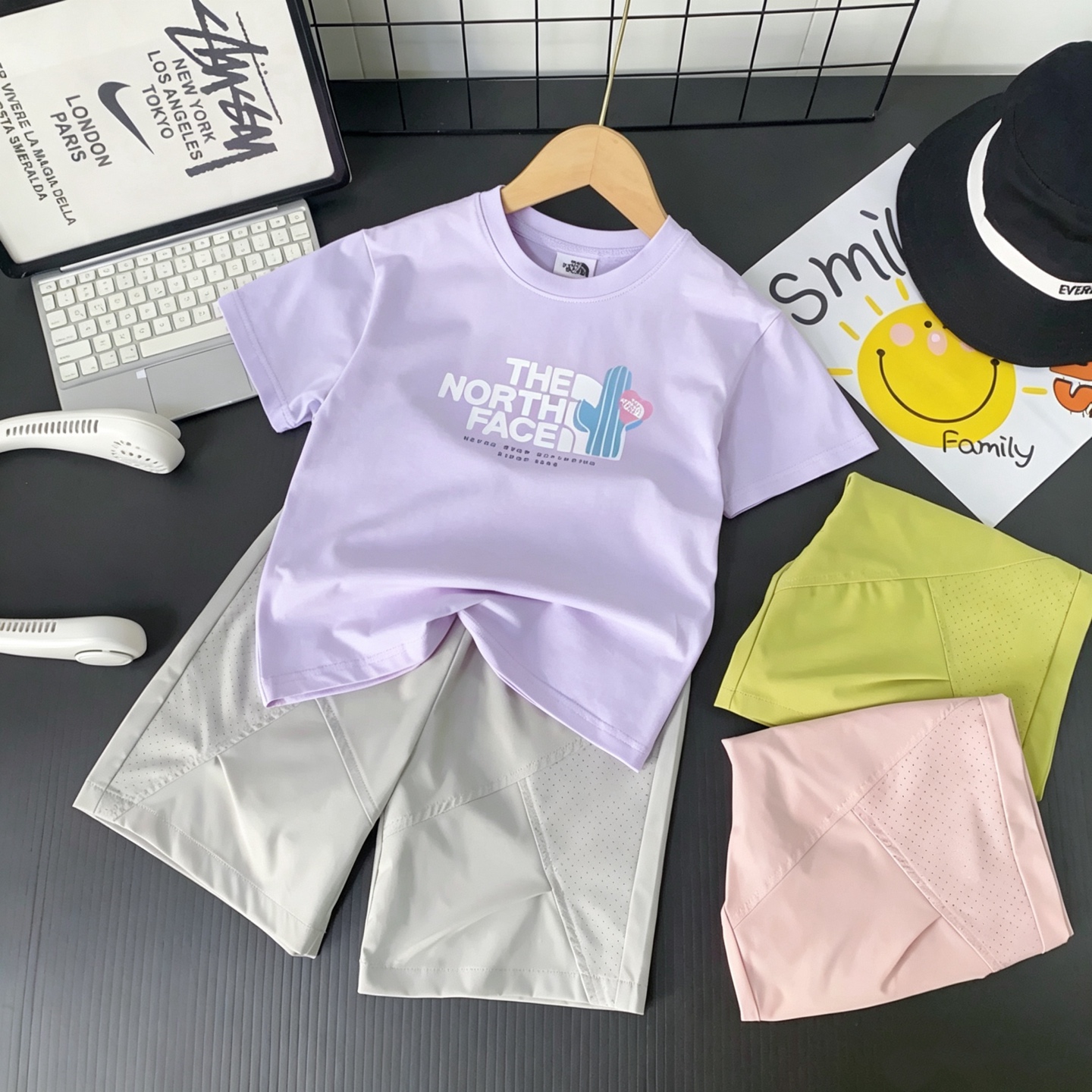 $140套。2套起$135套。TNF 男女童透氣套裝