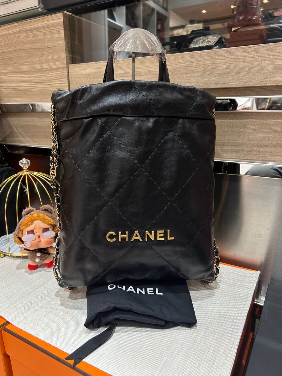 Chanel 22 backpack small 黑色牛皮金鏈, 100%Authentic, 98%new ✅晶片✅Dust bag