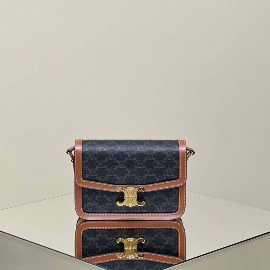 🔥大货实拍图 𝗖𝗘𝗟𝗜𝗡𝗘 ♥ 𝗧𝗥𝗜𝗢𝗠𝗣𝗛𝗘 𝗕𝗢𝗫 型号：191242 中号尺寸：22.5*16*7cm 小号尺寸：18.5*14*6cm 𝑪𝒆𝒍𝒊𝒏𝒆老花凯旋门，老花配纯色包边的设计，散发着法式优雅的气息，简直是复古到心坎儿😍