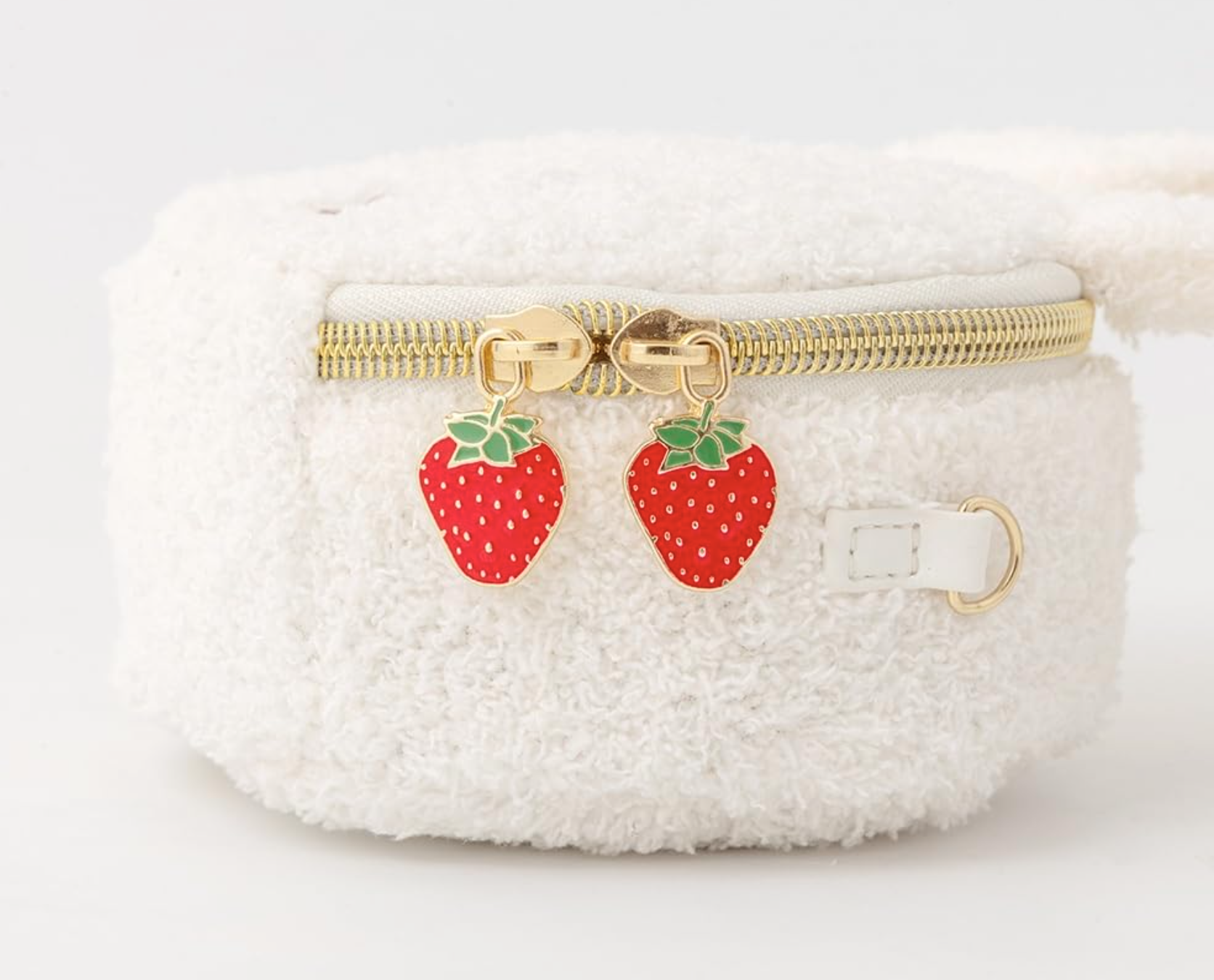 🐰Pre Order  - 雜誌附錄 miffy 草莓吊墜兩用手提袋及單肩袋 " 不連雜誌 "  ( 📦 大約3月中～底到貨, 若遇到缺貨或其它因素貨期會延遲 ）