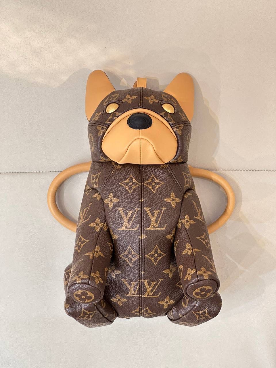 LV法斗包👜✨ 今天约个不一样的包背背吧！ LV25男士早春新款——PoochBag狗狗包 这一季的配色那叫一个洋气，最出圈的就是王鹤棣拿的这支PoochBag，惟妙惟肖的小狗包包，这个设计太🉑了，不管是爱包人士，还是喜欢收集公仔的，都会喜欢，往怀里一抱，时髦又洋气，俏皮又酷酷的，妥妥的凹造型神器😍 尺寸：28 x 19 x 18 厘米