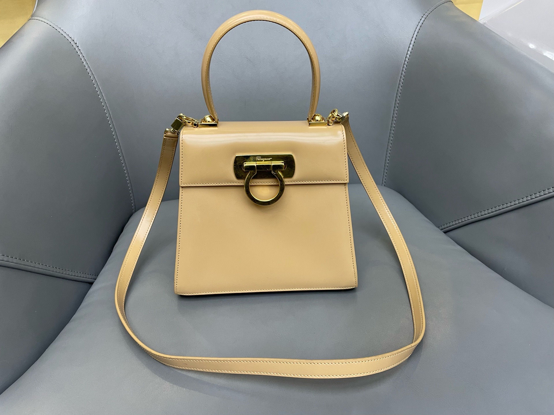 【預訂貨品】Ferragamo現代款奶茶色mini tote