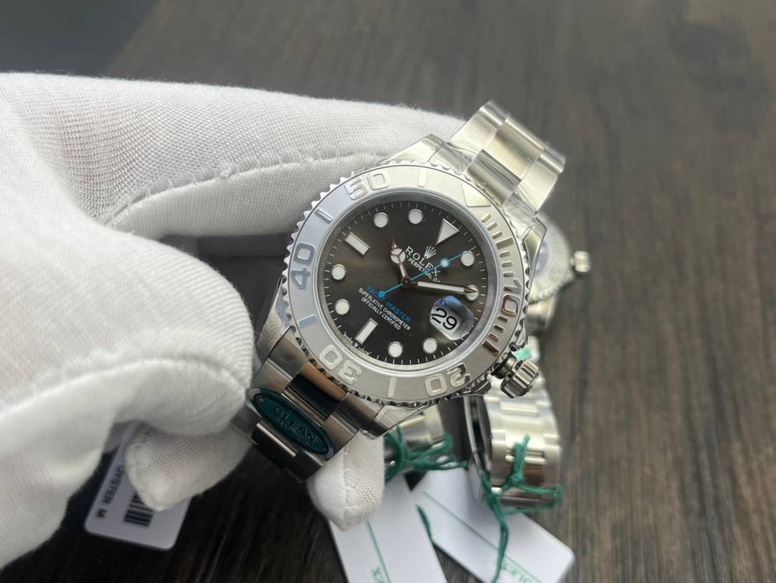 CLEAN Factory 2024 强烈推荐｜ROLEX 游艇名仕 40mm 🎮 型号：MK1 126622 / 126655（玫瑰金版｜钢带不露白） 搭载 Cal.3235 一体机芯，支持逆调时针，三码合一＋NFC 感应卡，最新编码 686R6677，表扣编码 E4F，独立软膜包装，对标原版规格。 40mm 正确尺寸，整体比例精准，佩戴舒适。 🔥 核心技术亮点： 1. 放射纹表盘 采用与原装一致的 PVD 电镀工艺，色值稳定，批次无色差，镀层薄，太阳纹清晰可见 2. 圈口升级：PVD 白金电镀＋防指纹镀膜，材质由黄铜升级为 精钢，耐磕耐磨，即使露底仍保持白金色质感 3. 钢带版本不露白，细节与完成度大幅提升 CLEAN Factory 匠心力作，配置到位、工艺稳定， 游艇 40mm 玩家级优选款，欢迎表友品鉴。 ⌚️✨
