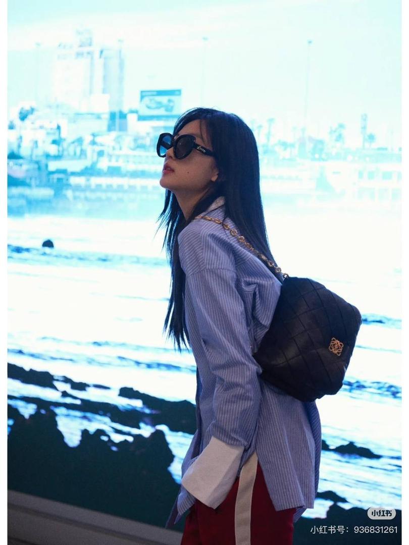 👉🏻羊皮【𝘗𝘶𝘧𝘧𝘦𝘳 𝘎𝘰𝘺𝘢】 —深卡其绿❤️ 编码：012122 尺寸：𝟐𝟑-𝟗-𝟏𝟕𝐜𝐦 ❤️采用轻柔纳帕小羊皮，经过裁剪、缝制和手工编织制成，内里一个主要隔层，一个拉链口袋和一个插袋。 ❤️配有可拆卸的金属甜甜圈链条和一条可拆卸可调节的皮革带子。可肩背和手拿