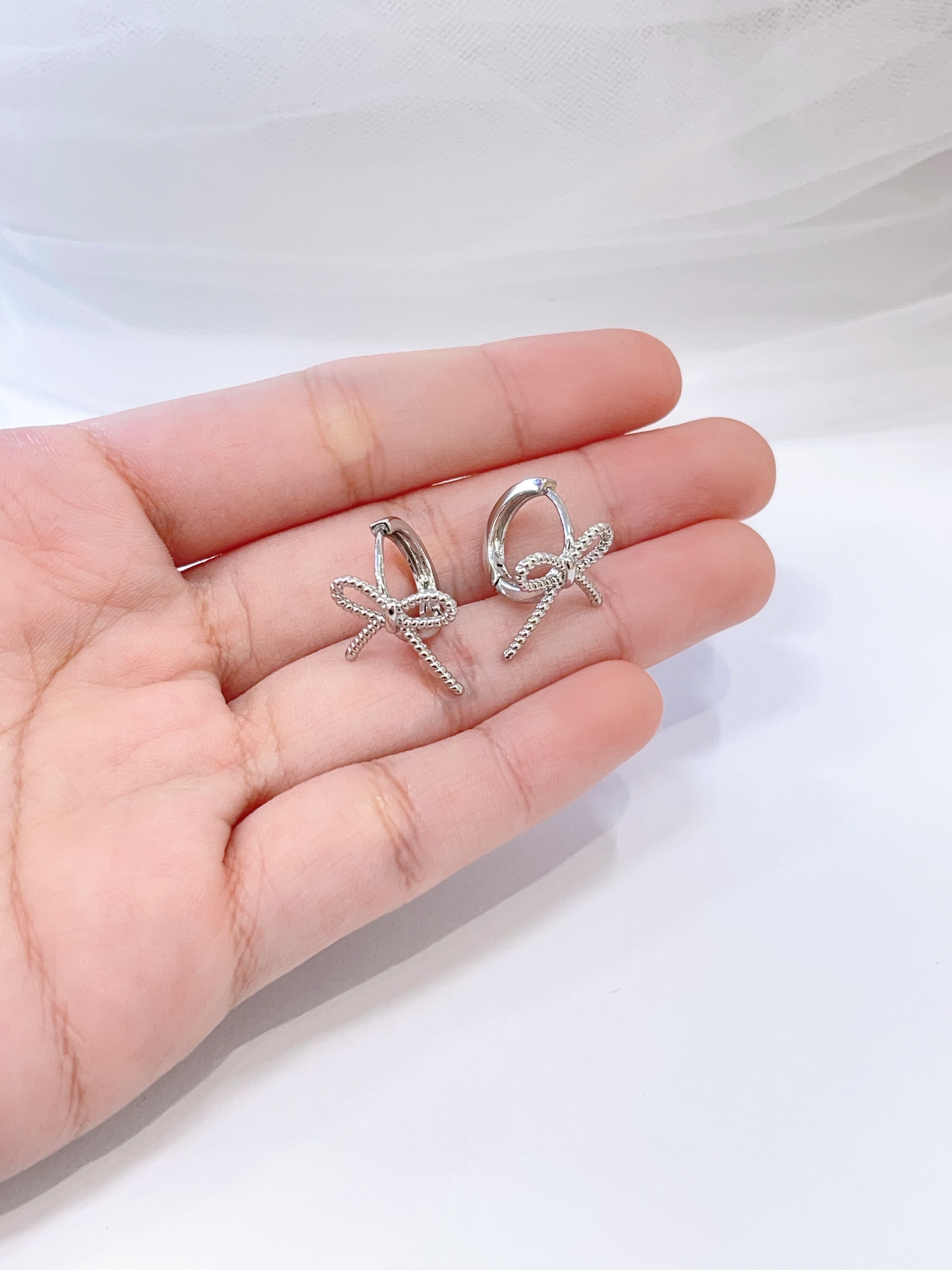 简约镂空蝴蝶结耳环