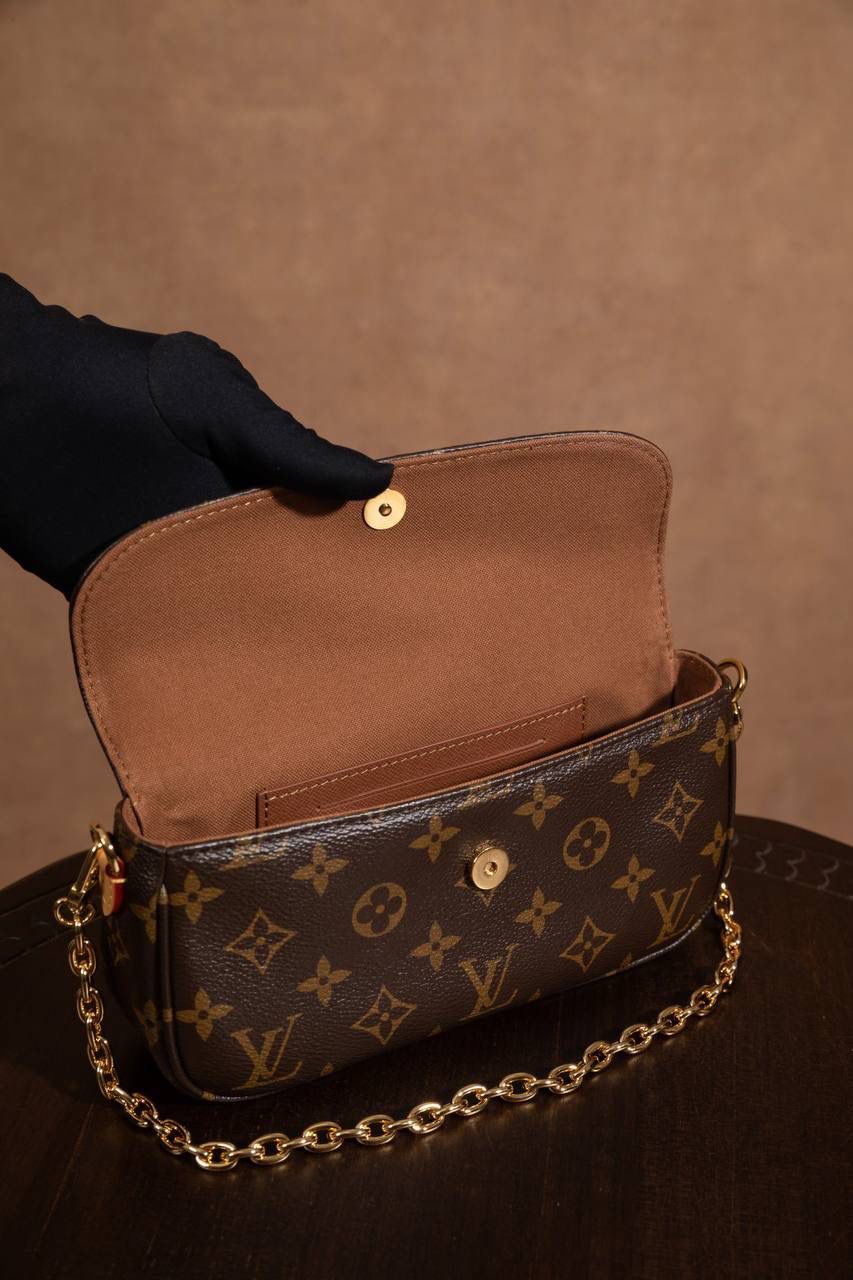 𝐖𝐀𝐋𝐋𝐄𝐓 𝐎𝐍 𝐂𝐇𝐀𝐈𝐍 𝐈𝐕𝐘😍 ▪️【上身图 供参考▪️】背上这款包包，瞬间化身精致的时髦精。它的设计造型时尚百搭，随意搭配都是颜值天花板🥹💕 双链条设计可单肩可斜挎✅ Size：23.5 × 12 × 4.3 cm 人气法宝系列💕 Ivy WOC 属于精致又时髦的小包款，整体设计真的可以说是 yyds❤️‍🔥❤️‍🔥 采用双链条设计，可单肩背 / 斜挎，多种精致又时尚的元素组合在一起，春夏秋冬四季都非常好搭🤩