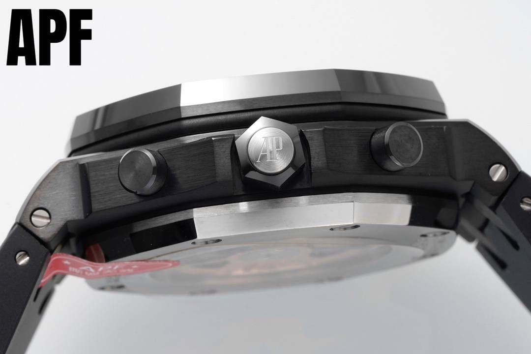 APF厂“新配色”爱彼皇家橡树离岸型26405系列陶瓷腕表 秒杀市面上所有版本“封顶之作 杜绝一眼假”在原有的基础上 潜心研发 突破壁垒 “打破原装封锁技术，同步原装独家计时码表款可松动头粒”使上手最大程度贴合手腕，大大提高了佩戴的舒适 同时也杜绝一眼假的尴尬处境。APF厂真正做到从每一个喜欢手⌚️的表友角度考虑 1. 表壳与圈口的选料，使用进口的氧化锆，无需任何颜料，以超高的压力与超高的温度锻造，形成超高密度的彩色陶瓷 2.采用最新CNC级别的打磨技术，将整个表壳的个个角度完美处理， 3.每颗六角螺丝都与表框处于同一平面上，不接受一丝一毫的凸显与凹陷，真正诠释了何为顶级复刻艺术 4.表盘以爱彼经典的大格纹为背景，层次分明的方格排列，经过完美打磨，将匠人的工艺体现的淋漓尽致 5.镜面采用双面蓝宝石镜片，天然橡胶皮带，6.机芯采用原装3126的计时机芯，十二位的小秒，6点钟位和九点位的12小时计时与30分钟计时，完美的还原了原版的所有功能，每块手表APF厂都经过人工QC确保机芯的稳定性，真正做到无可挑剔 欢迎各位 表友鉴赏💯🔥