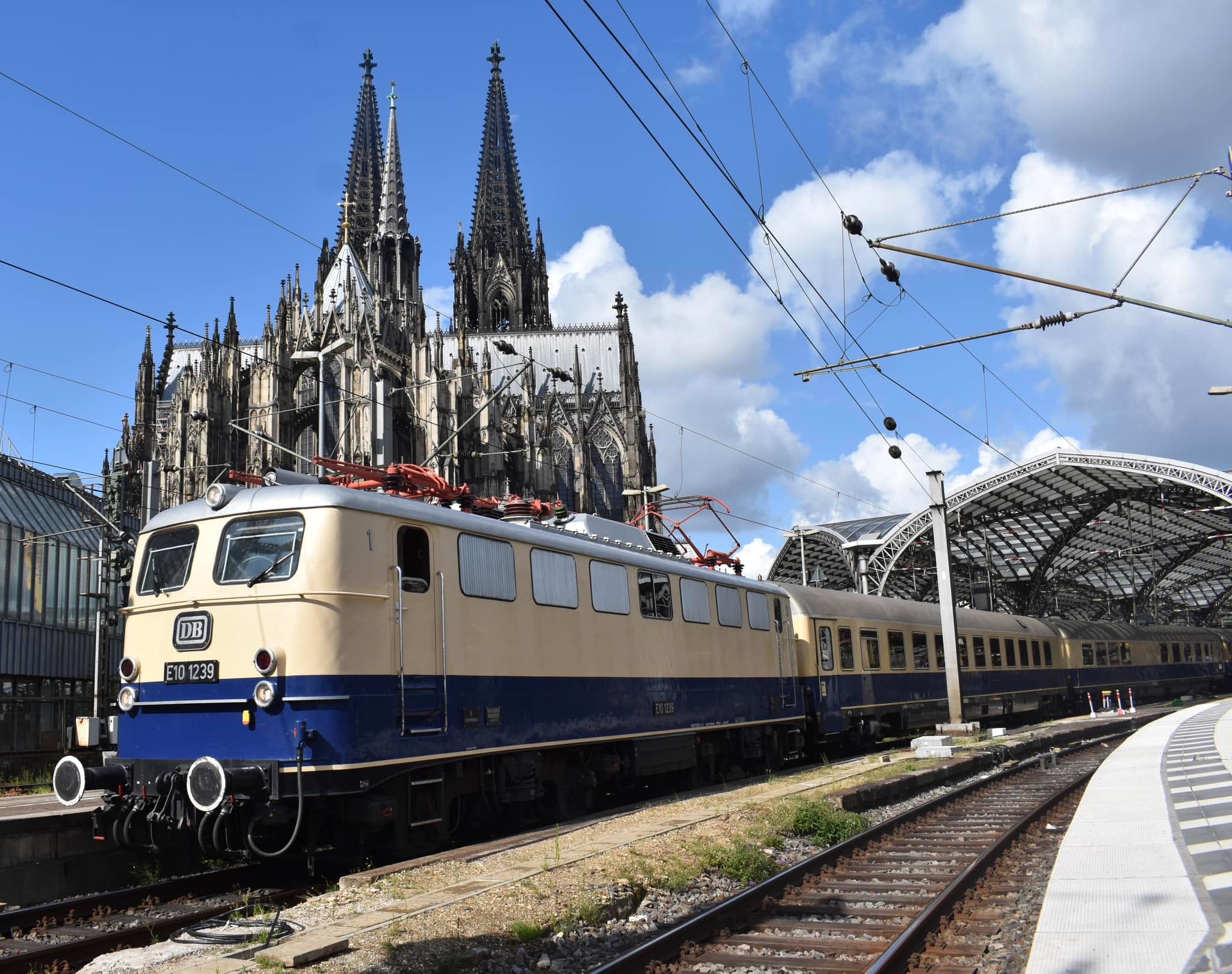 數碼音效DCC Trix Rheingold全金屬黃金機車 DB E10 + Roco Rheinpfeil萊恩之箭豪華列車套裝配室內燈 （HO 1:87)