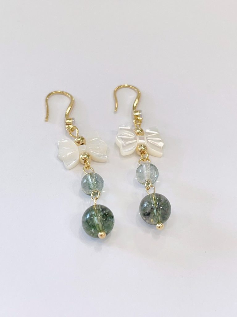 高级感蝴蝶结搭配小绿珠子耳环