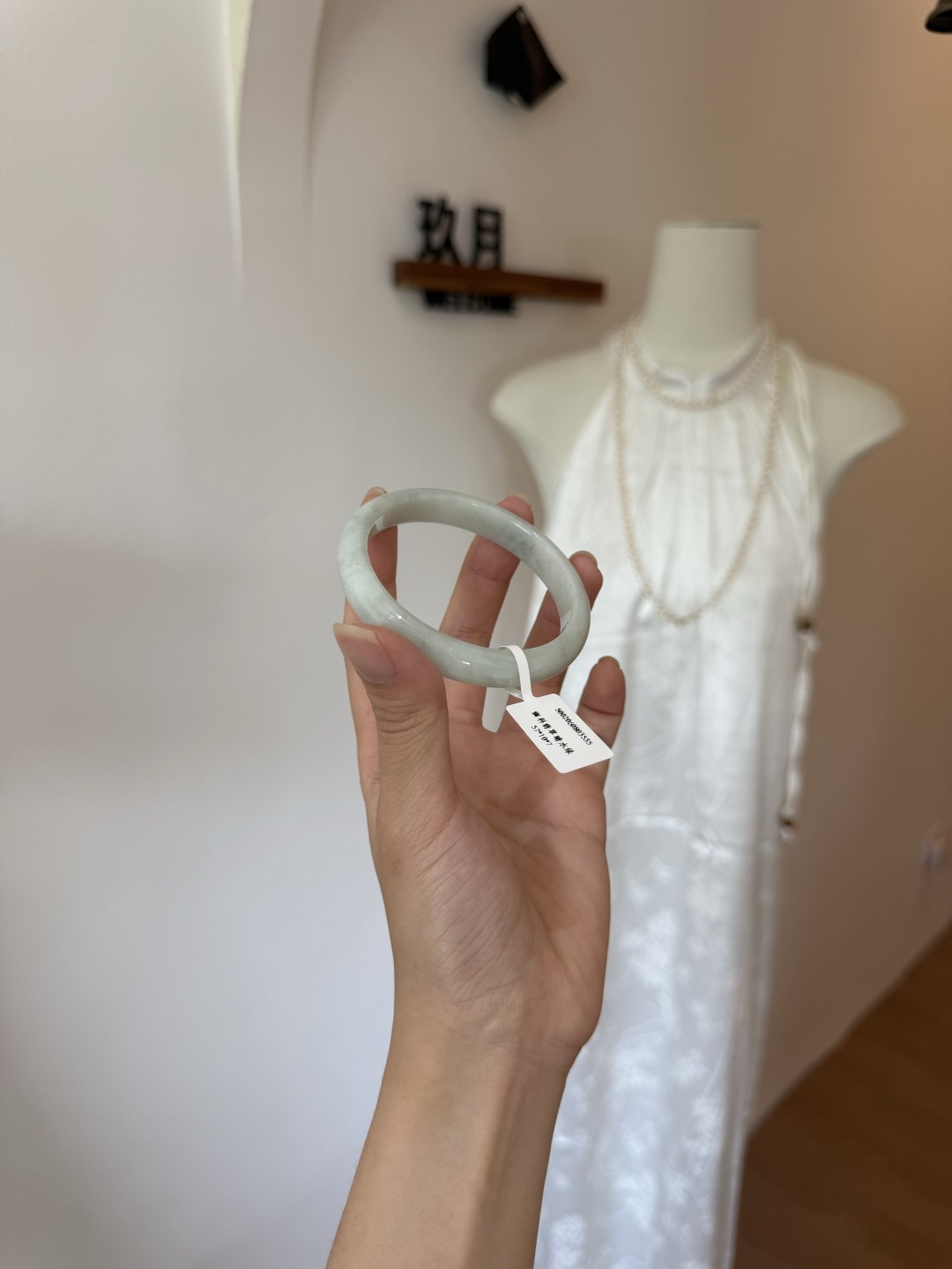 Clear-colored jadeite bangle ✨ The simpler, the more captivating. A clear, lustrous base, like a pure heart, as clear as the first encounter
