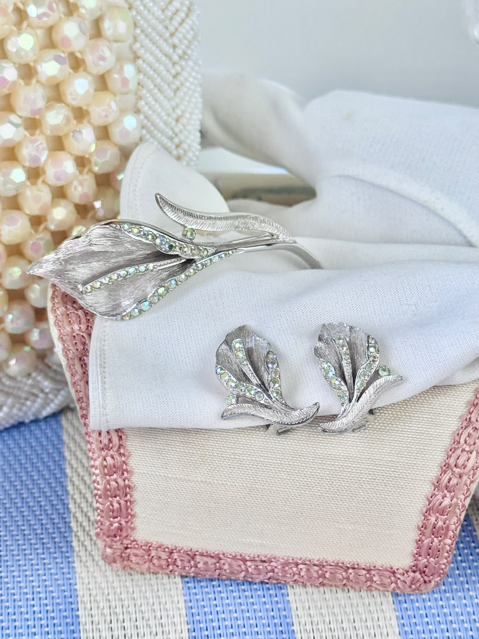 C.a.1950-70s Avon Aurora Borealis lily-inspired floral Brooch & Clip Earrings Jewelry Set (MT2602)