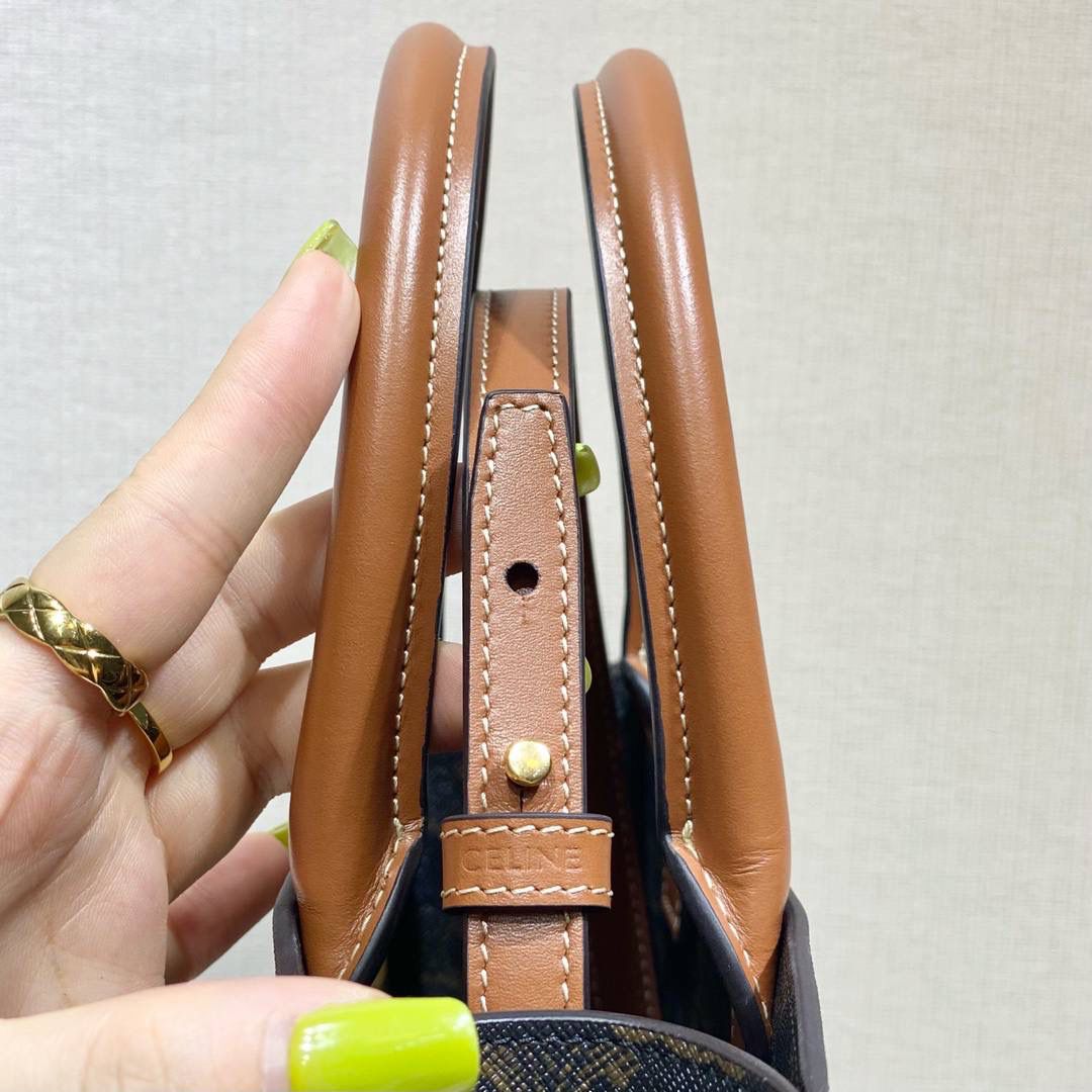 🔥大货实拍图 𝗖𝗘𝗟𝗜𝗡𝗘 ♥ 𝗧𝗥𝗜𝗢𝗠𝗣𝗛𝗘 𝗕𝗨𝗖𝗞𝗘𝗧 𝗖𝗥𝗘𝗖𝗬 金色马衔扣是Crecy系列的标志性元素，以做旧感的原色小牛皮衬托，透出简约而优雅的气质。型号：192072 尺寸：14*21*14cm