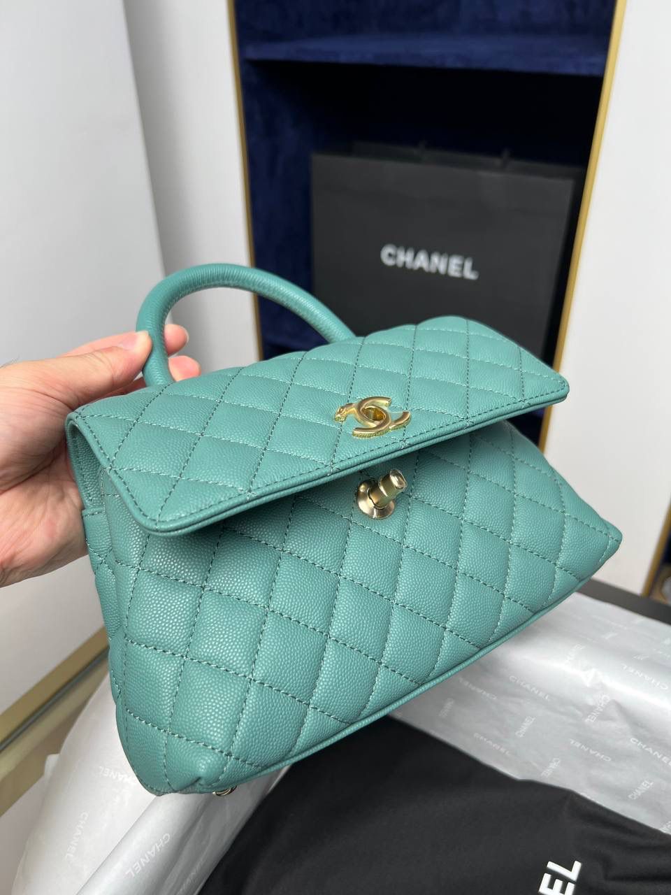 新coco handle小号绿色荔枝纹💞👜 和CF一个渠道的尾单货，拿过的都不用多介绍啦！新款驾到！独家渠道货！ 尺寸:14 X 24 X 10cm