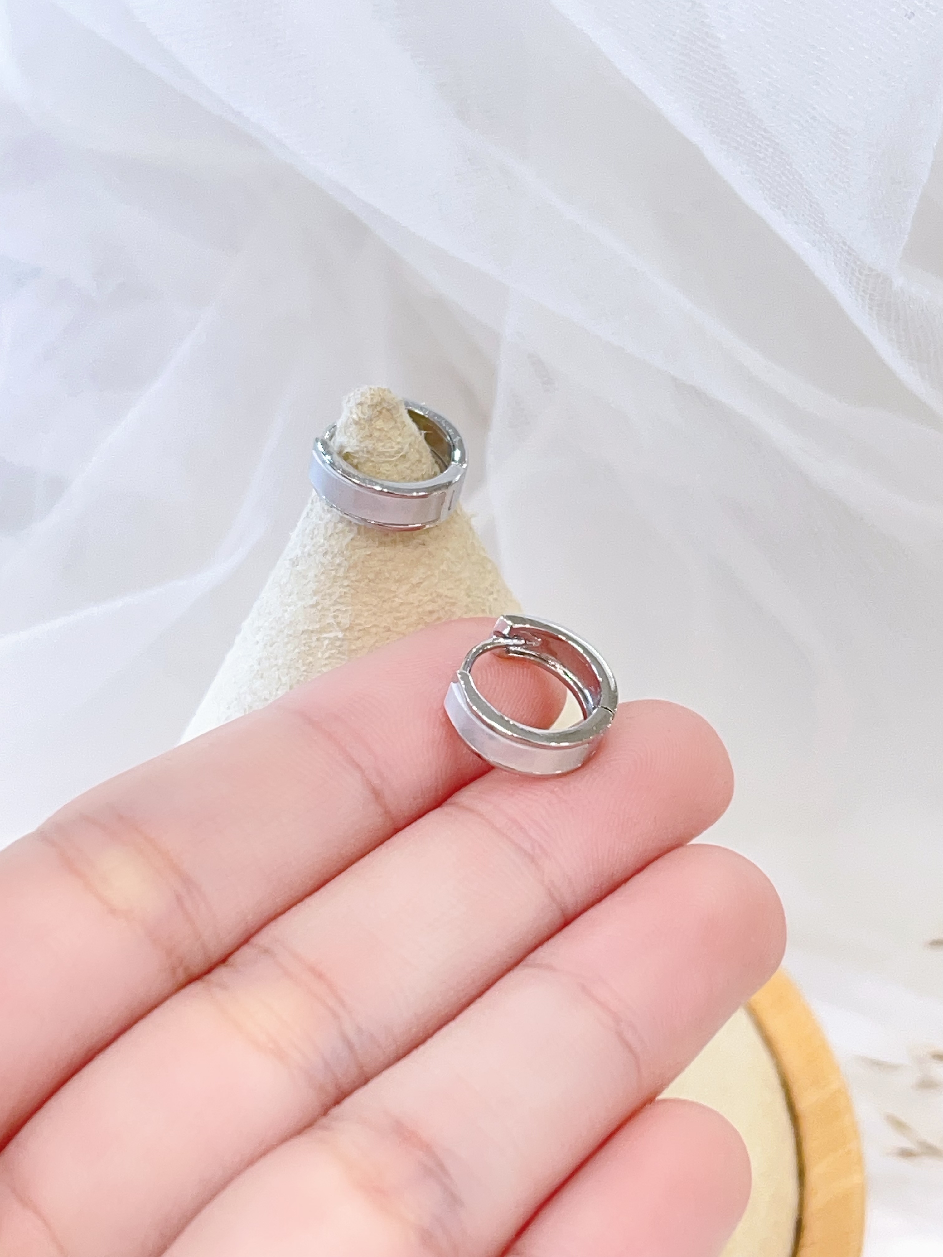 小巧贝光感简约耳扣耳环