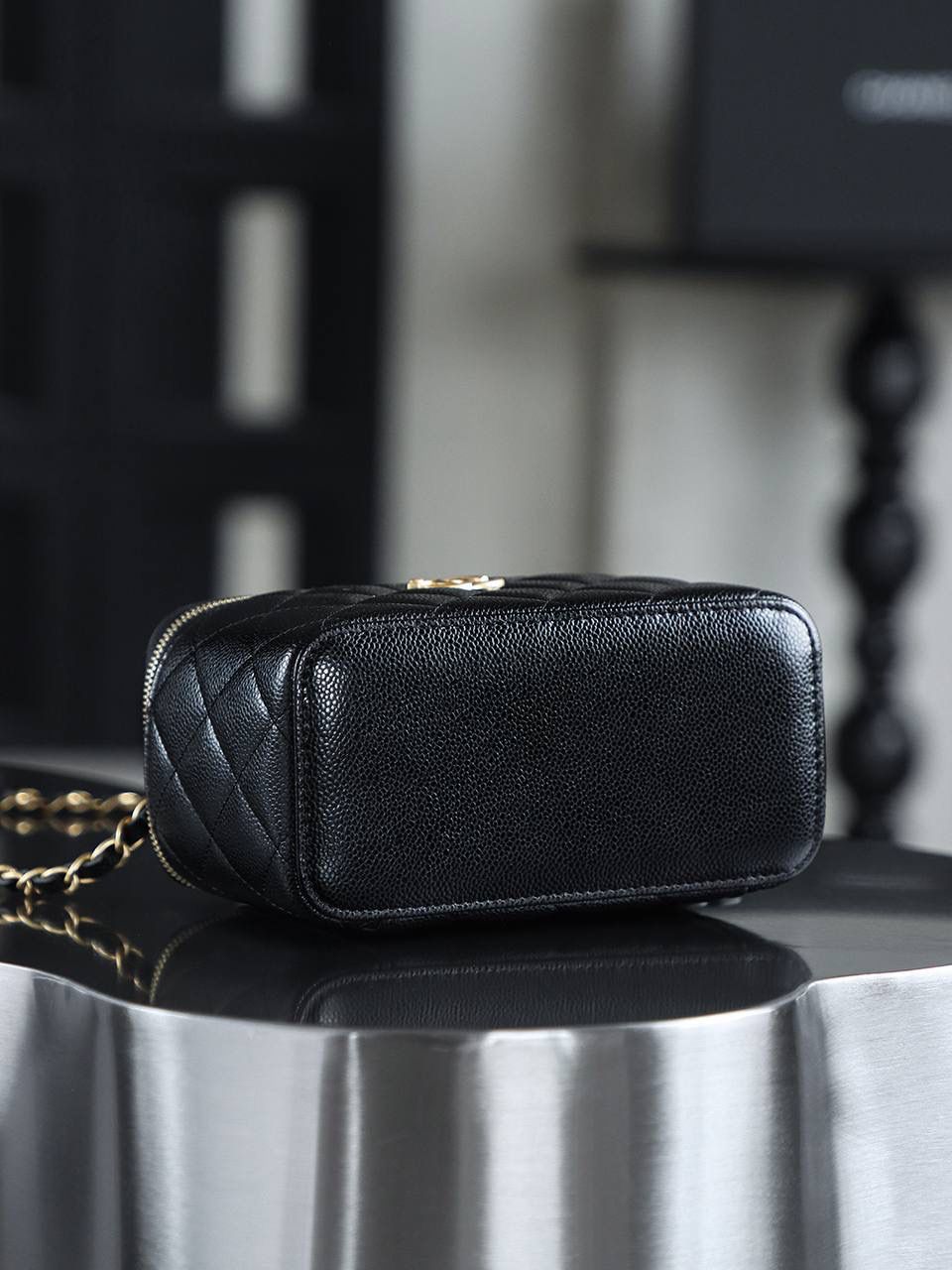 22S鏤空化妝包鑒定版 👜 一包一碼 支持全球鑒定查驗身份證原廠專G Haas皮料過關清單資料可査詢 原來這才是心動的感覺🖤 22S鏤空小盒子的出現，把精緻復古寫在臉上，經典黑金牛不出錯！沒有哪個女生能拒絕帶鏡子的化妝包吧，最大號的手機也能放得下，實用性滿分！ 五金：厚鍍24k復古金 皮料：Haas原廠中球小牛皮 尺寸：16*10*8cm