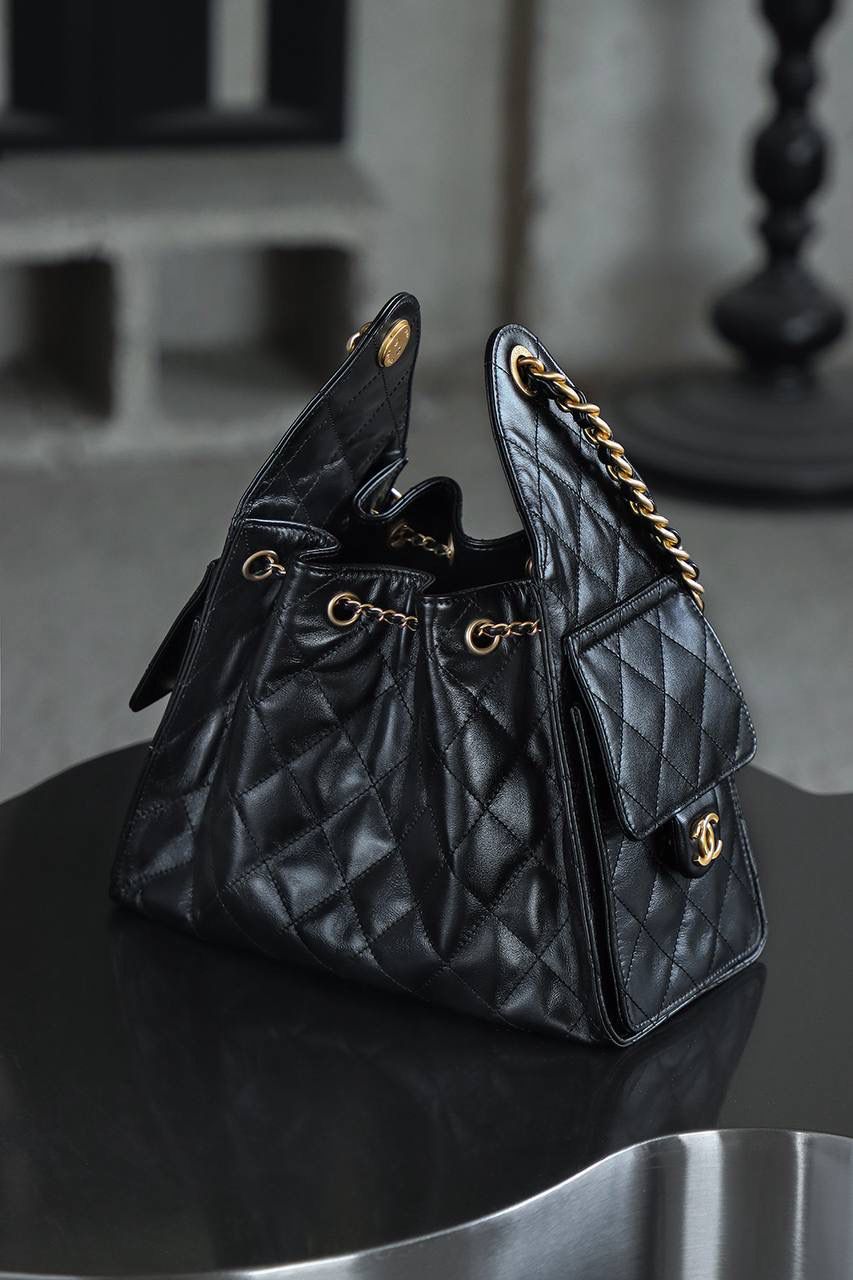 25BAG油蠟牛皮 小號鑒定版👜 一包一碼 支持全球鑒定查驗身份證原廠專G 蒙塔貝拉皮料過關清單資料可査詢 油臘牛皮更有慵懶鬆弛的調性！ 25BAG的設計源於對自由與不羈精神的鬆弛感，融入當下流行的嬉皮風格，賦予包包自由、不羈的氣質！一經問世，便稱為本季的包王！ 五金：厚镀24k复古金 皮料：蒙塔貝拉油蠟牛皮 尺寸：30*26*14cm