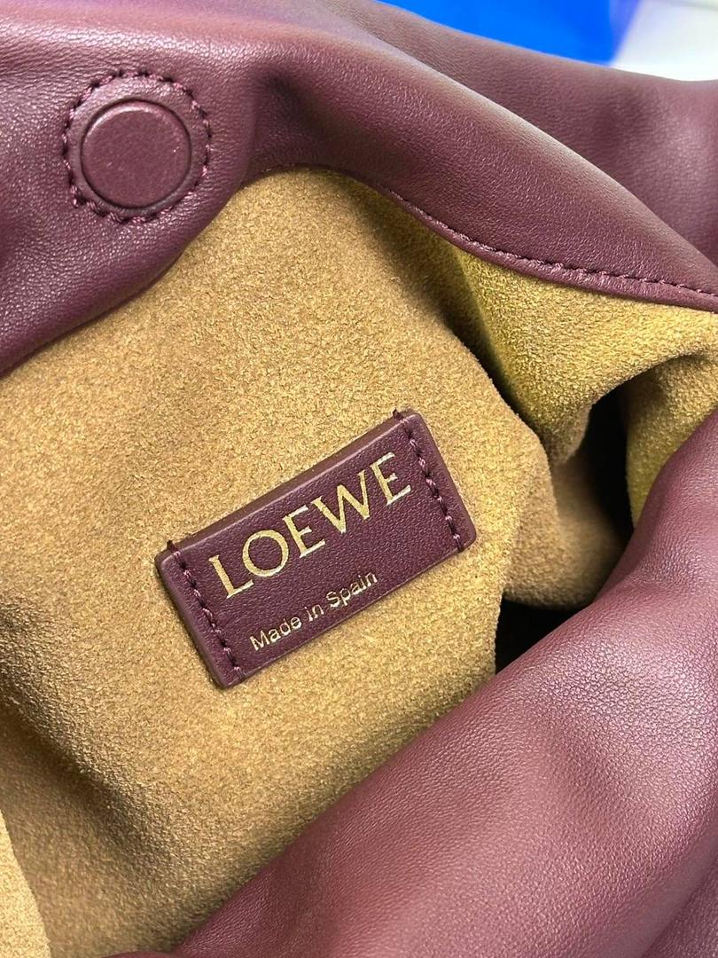 🎈中号链条款𝙁𝙡𝙖𝙢𝙚𝙣𝙘𝙤 𝙋𝙪𝙧𝙨𝙚羊皮 ——【酒红色】 尺寸：𝟯𝟬-𝟭𝟬.𝟓-𝟮𝟬𝐜𝐦 编码：012403 👉🏻延续福袋收缩绳褶皱设计，羊皮包身手感细腻柔软❤️ 👉🏻链条肩带➕皮肩带的双肩带设计，时尚百搭，给足了集美们多样化的选择。肩带可拆卸可调节，磁扣开合，正面烫金𝙇𝙤𝙜𝙤，呈现出高贵典雅的视觉感😍 👉🏻独家背景➕独家品质➕独家全套砖柜礼盒套装，市场高端品质皆在我手✌🏻