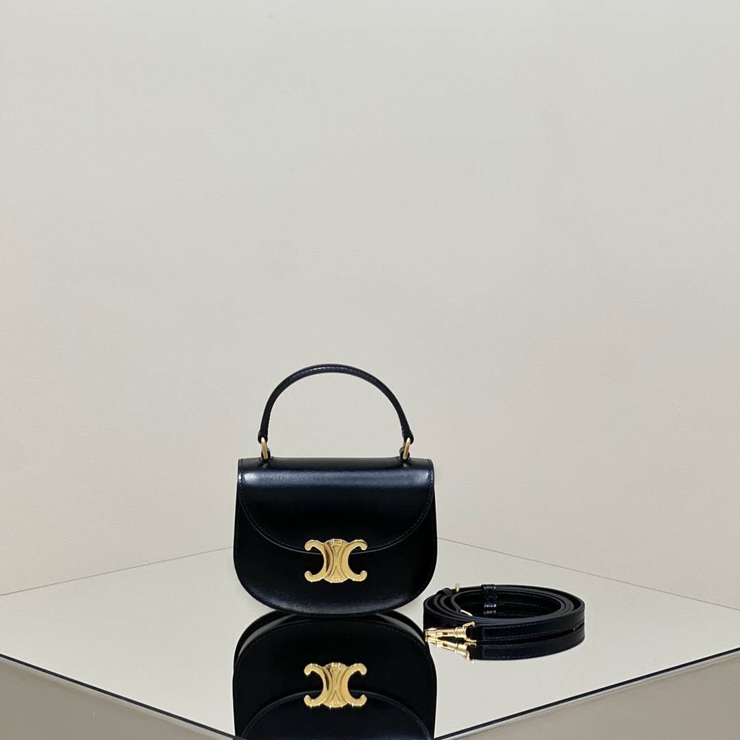 🔥大货实拍图 𝗖𝗘𝗟𝗜𝗡𝗘 ♥ 𝗕𝗘𝗦𝗔𝗖𝗘 𝗧𝗥𝗜𝗢𝗠𝗣𝗛𝗘手提马鞍 型号：10L063 尺寸：15.5*11.5*5cm