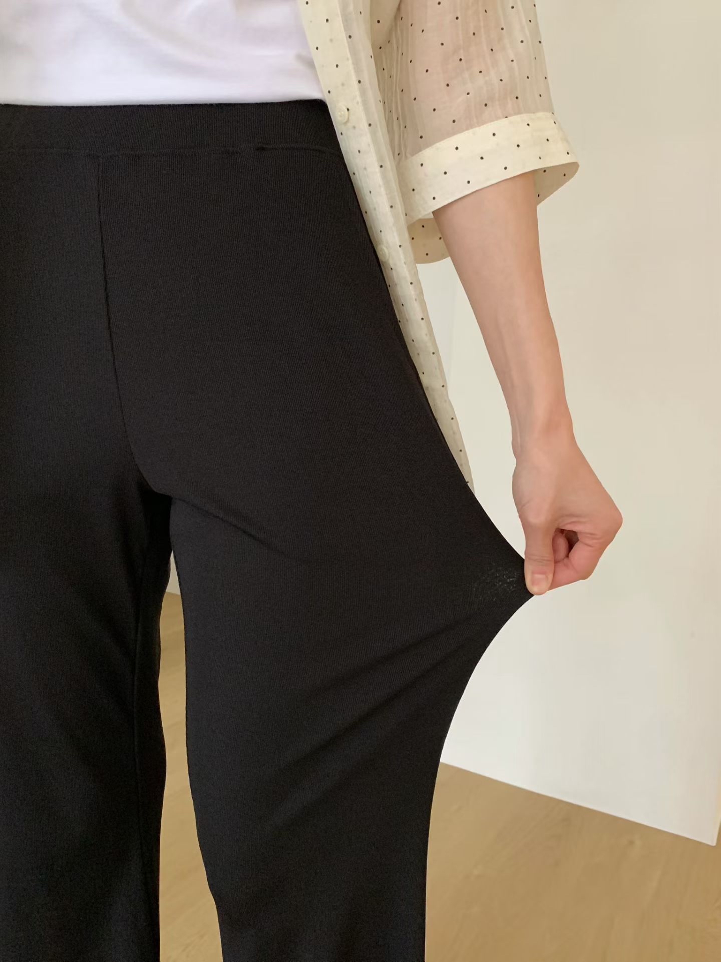 Elastic pants with pocket 