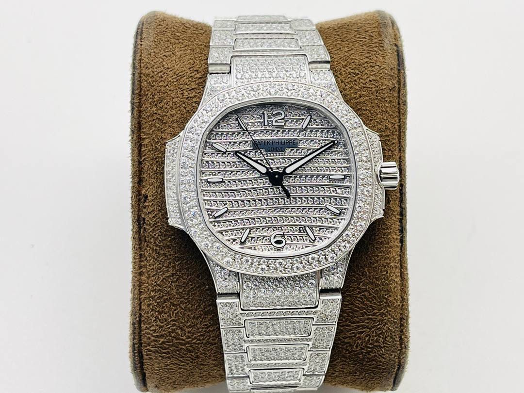 —百达.翡丽7118女士鹦鹉螺 满钻限量款 少量到货，限量供应（全身采用八心八箭天然奥宝水钻）😍😍 1⃣️腕表:定制9015改324 S自动一体上链机械机芯，中心大秒针！ 2⃣️表盘:密镶钻，拥有286颗钻 3⃣️表壳:密镶拥有518颗钻，拥有蓝宝石水晶透盖。 4⃣️直径35.2MM！ 5⃣️表链:采用拥有1729钻采用罕见的“不规则雪花镶钻”工艺，令腕表更添耀眼光彩，这项工艺需要将大小各异的钻镶嵌并固定到位，尽可能隐匿每颗钻之前的贵金属痕迹。 6⃣️顶配鹦鹉螺7118满天星！ 目前算是最奢华的女款鹦鹉螺 应该没有人能拒绝了它了吧？ 雪花❄️镶钻全身 不仅是表盘，表带都是雪花镶钻总之一个字“闪”（白色为真空炉内白金，玫色为真空炉内纳米玫瑰金）