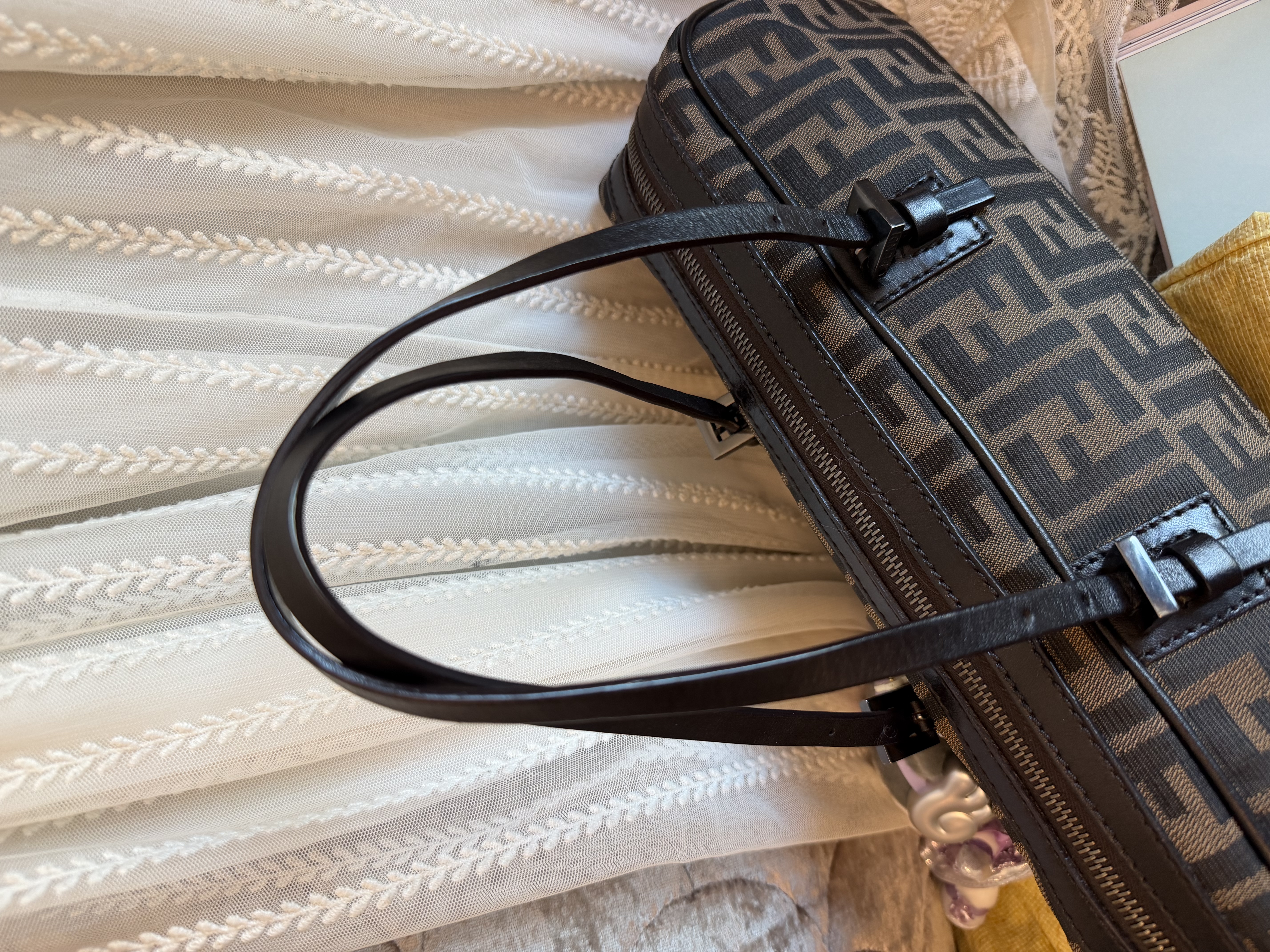 fendi  baguette bag /east west bag 