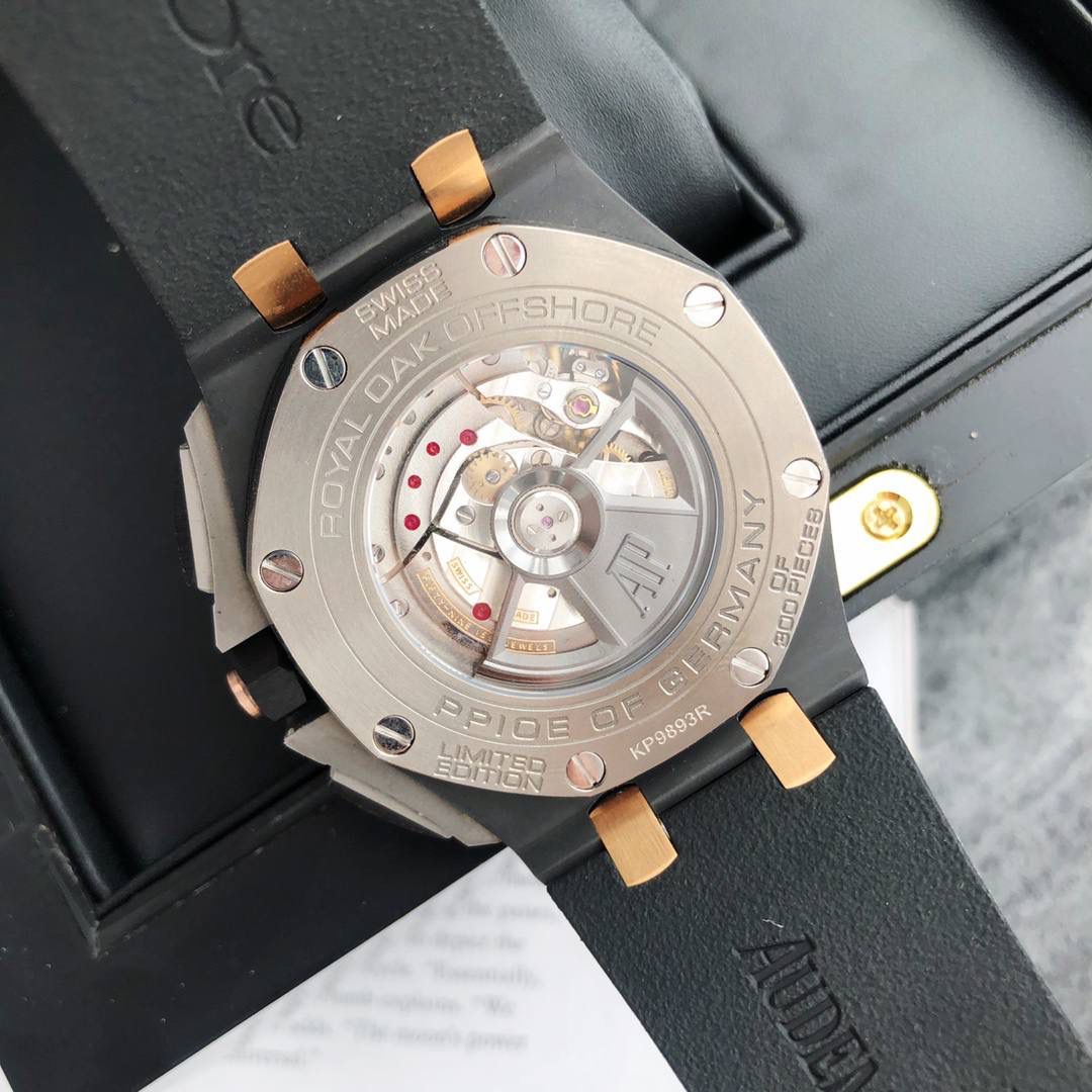 皇家橡树 - 爱彼AP 26400系列 44毫米直径 市面上最好版本的超级复刻 柔软硅胶带 皇家橡树离岸型 男士全自动机械腕表 ，316L精钢表壳 ，搭配原装复刻定制机芯Cal.3126全自动机械机芯 走时精准 稳定，透视后盖 裸露的机芯跟正品一模一样，反炫光蓝宝石玻璃 ，超级耐划痕，搭配原厂模具橡胶表带，原装针扣 ，300米防水，整壳套超高品质，超A做工，非市场普通货，货有所值 ，硬汉必备神器，爱彼入门级腕表 强烈推荐，制作耗时又耗精力，尽可能把最精至的腕表呈现给各位腕表爱好者。