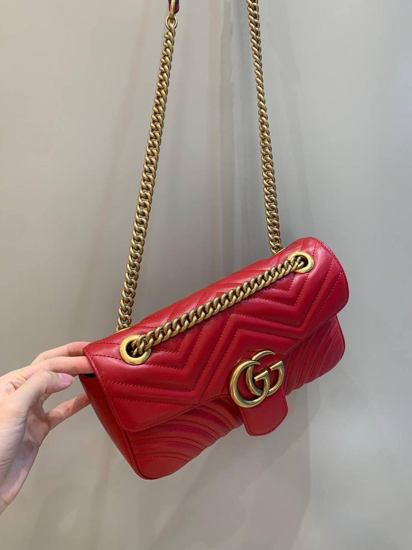 新背景实拍正品级 。经典款金扣红色26cm‼️ 最经典的款式来了，真的卖一百年都不会烂的款式，金色五金，最经典的搭配，红色很好看，也是非常喜庆的颜色，很正点的红，不会俗气‼️ 型号443497；尺寸26/15/7cm