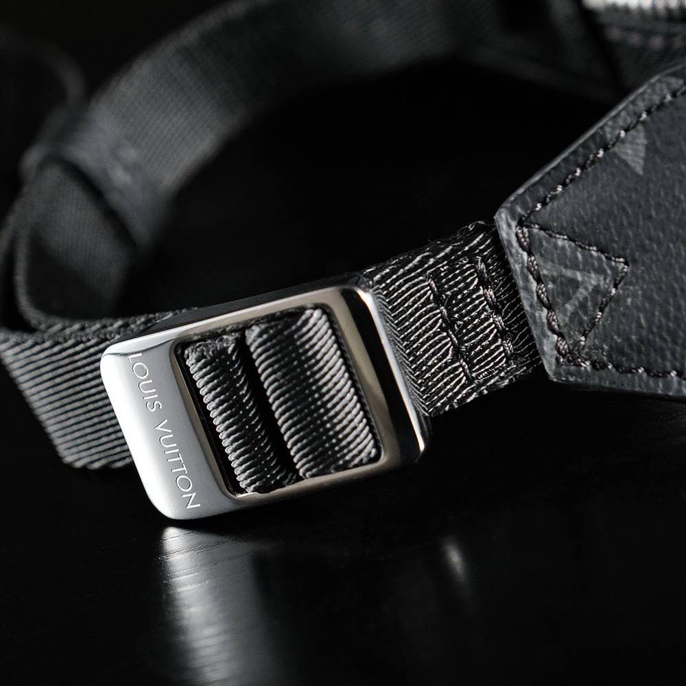 𝙊𝙐𝙏𝘿𝙊𝙊𝙍 邮差包👜✨ 法国🇫🇷原厂皮/纯钢五金 尺寸:29.5*20*10.5cm 经典又不失大气的邮差包，正面的银色拉链与金属件上精致细节，可调节肩带打造轻松背携体验！轻便且耐装，实用性强！无论是休闲，商务，运动风它都能妥妥搭配上！推荐种草，越看越耐看！