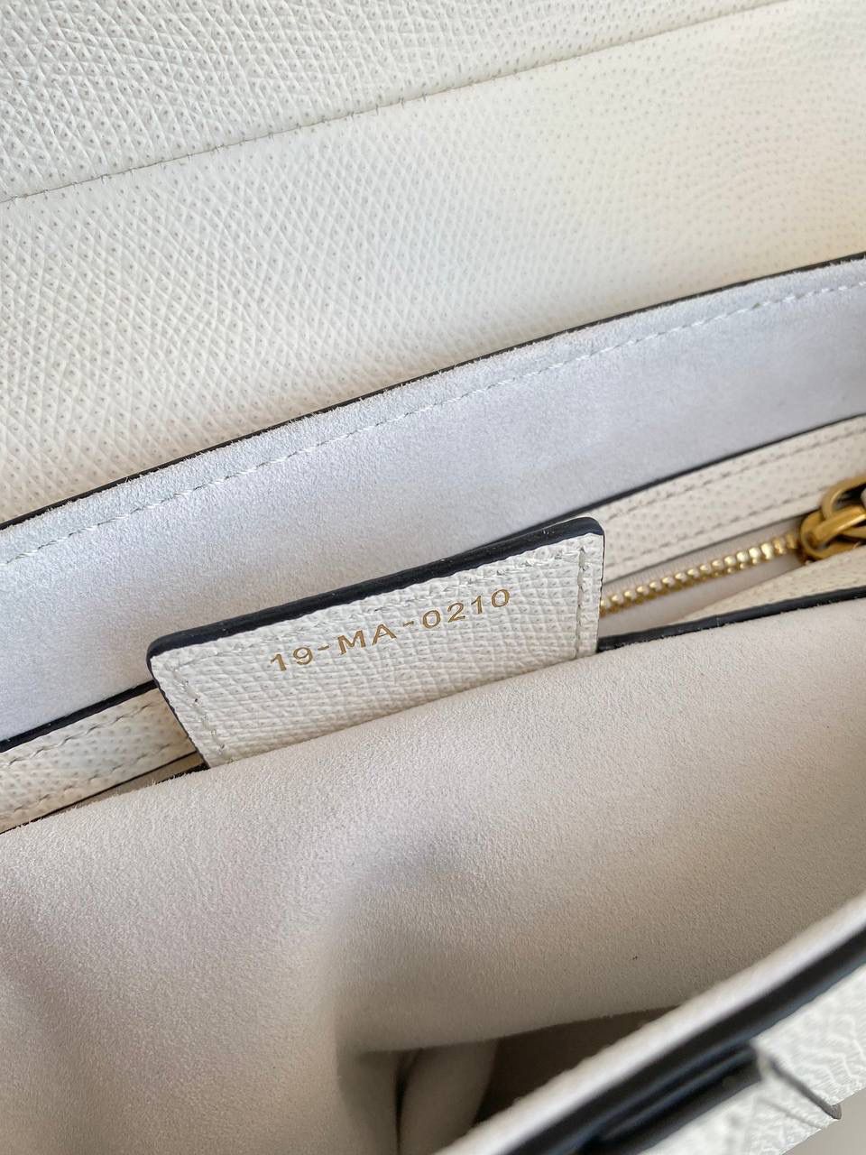 🈶掌纹白大号（配肩带） 𝗖𝗗 𝗦𝗮𝗱𝗱𝗹𝗲 经典马鞍包 王者中的王者，地位不可撼动 席卷了整个时尚圈今年依旧火爆啊 这次新发售款推出自配备的细长肩带了！ 重点还是可拆卸可调节长度，爱惨！ 终于！不用再花钱去配搭，更是省下一笔 怎么能不冲！也再次把热度推向巅峰 大号：24×6×18cm，#8006m ⚠️肩带最长103cm，最短88.5cm 小号：17x5x15cm