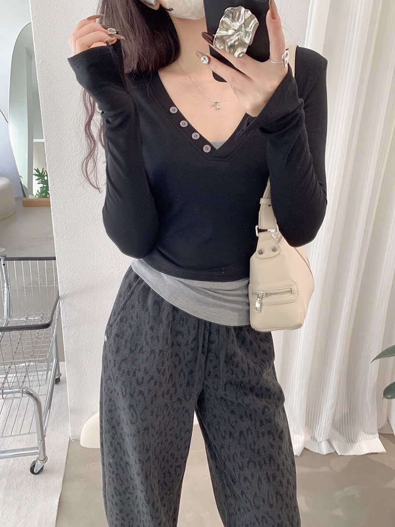 纯欲风V领纽扣假两件长袖T恤 