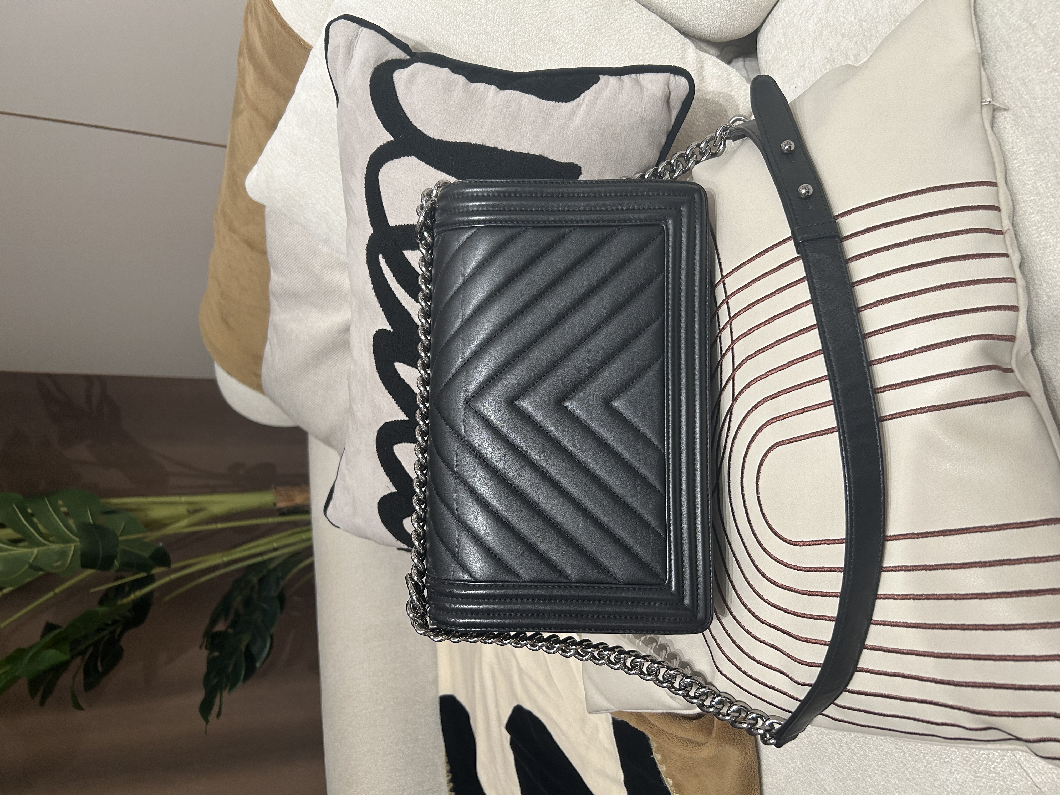 Chanel boy Chanel 28cm黑色牛皮銀扣  100%Authentic ,95%new ✅26CARD✅塵袋✅盒 