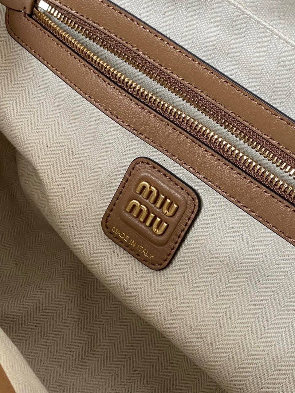 🈶可可棕 𝗠𝗶𝘂𝗠𝗶𝘂24秋冬公文包 今年棕麂皮系列大人气啊！ 深深的巧克力色，满满秋冬味儿～ 绒面皮每年都会有，但是！！ 今年这股风刮的特别猛 从秀场到ins博主穿搭，或者线上门店 几乎都有麂皮元素！ 西装款 夹克 风衣 鞋子 包括包包等 延续去年美拉德色系的颜色， 今年的颜色各种各样，有深有浅 但我唯爱咱miu家的这个巧棕色 绝对秋冬氛围感里，最“增质感”的时髦单品！ 23×34×10cm #F0020m