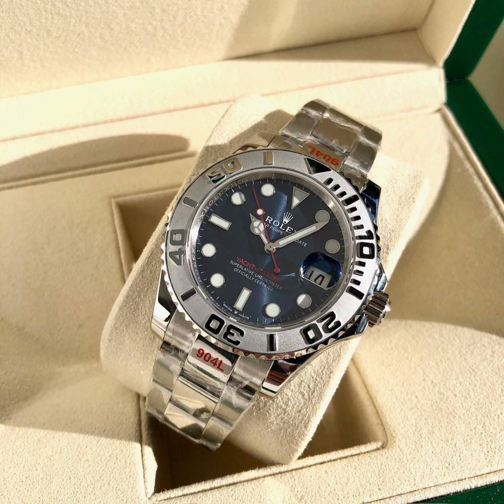 【经典名仕 一劳永逸】劳家爆款游艇名仕型系列m126622-0002男士腕表40mm游艇出货，继续秉承AD家族优质特色、独家出品一表一码，三码合一 【机芯】搭载AD专注而制0️⃣返修、💯全新原装西铁城8215全自动机械机芯，走时精准，性能优异，动力储备高达48小时 【表壳】316L精钢表壳 高端同步防指纹[强]陶瓷圈口原版同步双向旋转，完美呈现与原版一致的弧度、光泽，超强高密度矿物质玻璃镜面，精致的做工完美秉承原装的潜水游泳🏊‍♀️性能 【字面】大厂同步超强夜光，夜光刻度、表针无瑕疵斑点、晶莹剔透，细节同步正品，内影圈刻字清晰，字体匀称 【表带】搭载316精钢表链可调节原装表扣