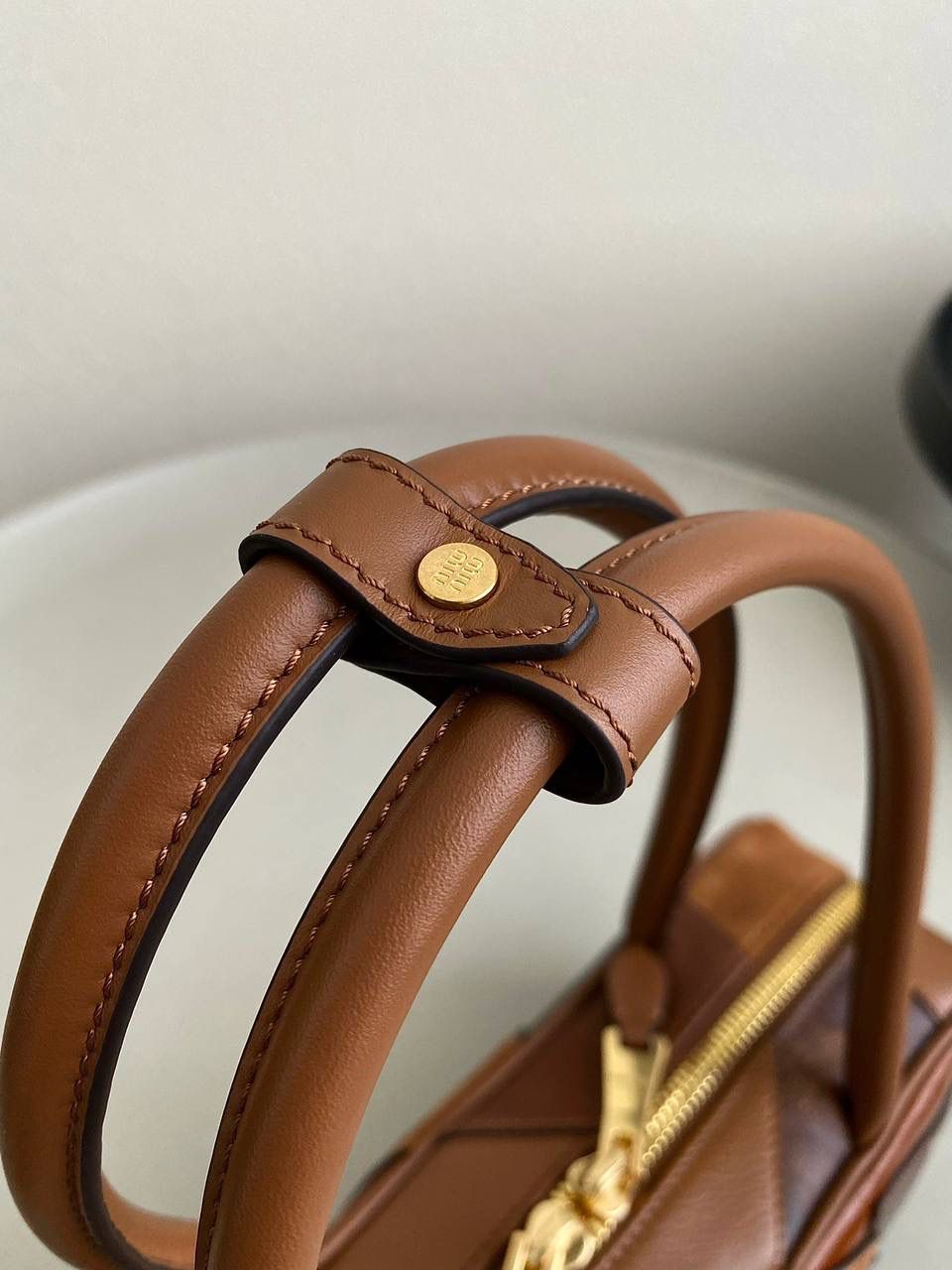 🈶拼接色 𝗠𝗶𝘂𝗠𝗶𝘂保龄球，大爆款 这只大火啊！超有腔调的一款 简约精致的设计真的好耐看 不同色系拼接有点流浪感又透着高级 色彩搭配温暖而富有层次 把美拉德复古风拿捏的很到位 整体造型非常慵懒有个性，保证了舒适性和实用性的同时还兼顾了美观性 时尚，非它莫属了！ 27×12×9cm #F0011m