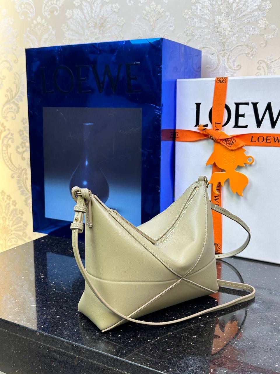 ♥️𝙋𝙪𝙯𝙯𝙡𝙚 𝙁𝙤𝙡𝙙 ——【粘土绿】 尺寸：𝟐𝟑-𝟔.𝟓-𝟏𝟓.𝟓𝐜𝐦 编码：522404 🎈经典几何为造型，以及柔软细腻的Napa牛皮，升级为可完全折叠的手拿包。 🎈自带一根🉑拆卸🉑调节的肩带，一包多背，多样化风格，秀场大放异彩😃日常实用性强👌 🎈配全套专柜礼盒🎁，给你满满的仪式感👀