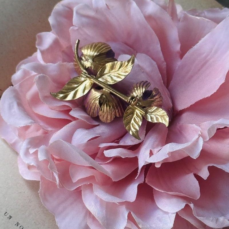 Vintage Mid-Century Austrian Hand-Painted Purple Floral Brooch (NZ106)