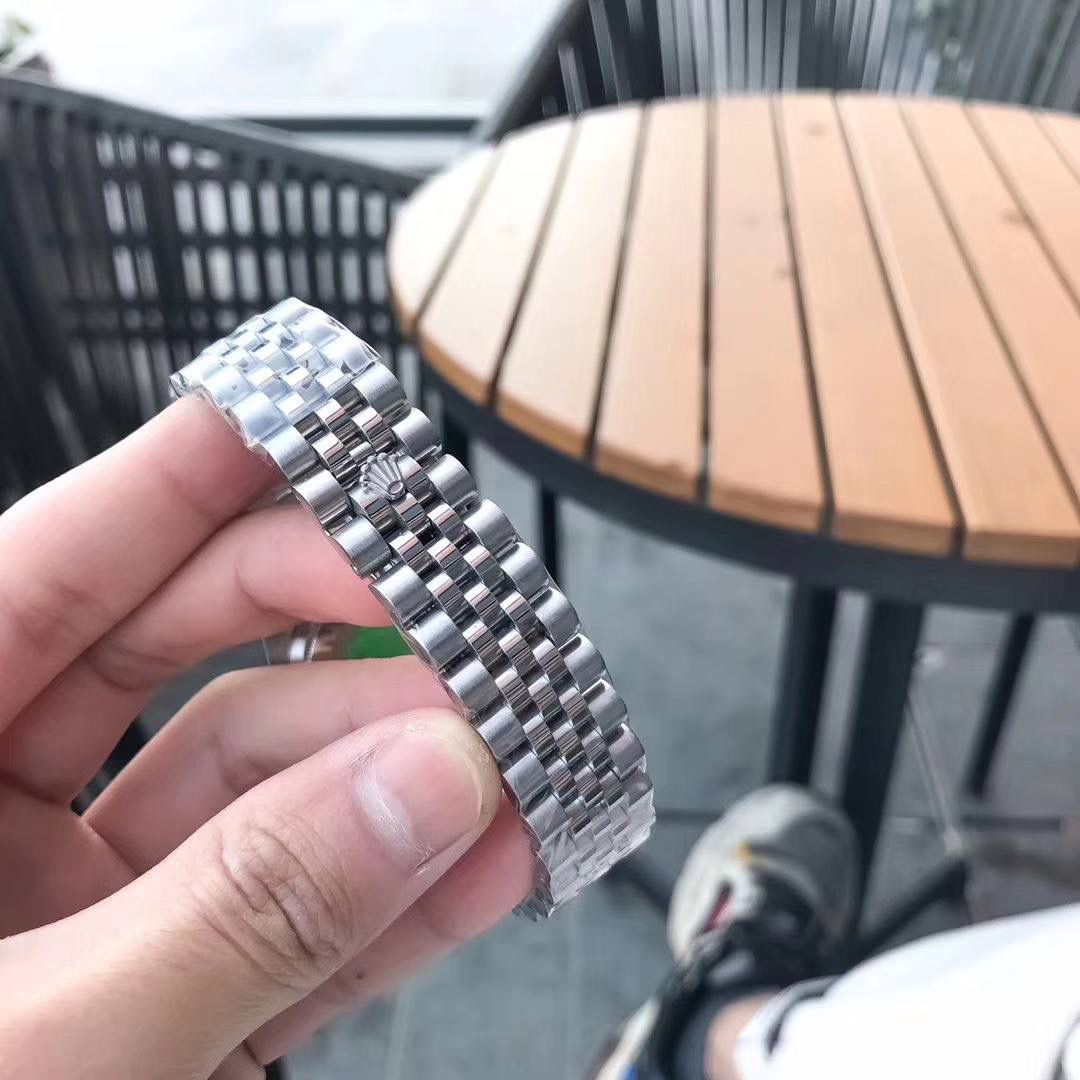 劳力士，Rolex系列日志腕表，采用全自动机械机芯，【表壳直径36mmX厚10mm与原装同步】有人钟情其精确，有人欣赏其典雅，有人喜爱其坚固，至尊名表劳力士（Rolex），品质精良，工艺精湛，糅合尊贵、典雅和独特气质于一身，位列世界手表业之翘楚，被称为“精确”的代名词，自家拍摄图片 演绎出奢华与精致的品牌精神