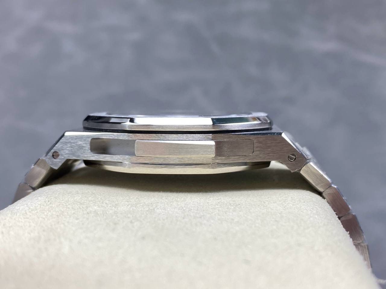 🚀AP爱彼 皇家橡树26591IP系列男士腕表，两针半 震撼上线：后盖升级透底，采用2953升级版机芯， 成就钢表巅峰—— 实力演绎 卫冕“钢”王！【5大精妙之处】 1.正品拆解开模，尺寸为42×11.3毫米与正品一致！ 2.完美还原正品表壳的每一处细节，尽显正品“棱角分明 坚毅果敢”的阳刚气质。 3.钢带的做工无可挑剔，比市面上任何钢带表做工均要更上一层楼，钢带头粒和表头衔接的“缓冲带”的松紧程度与正品一模一样，(可选配钢带款，胶带款) 4.爱彼2953升级版机芯，稳定，优秀，更真实。 5.表盘的“饼干纹理”立体饱满 搭配白金荧光时标和Royal Oak皇家橡树指针，体验精妙 感受不同！必属精品