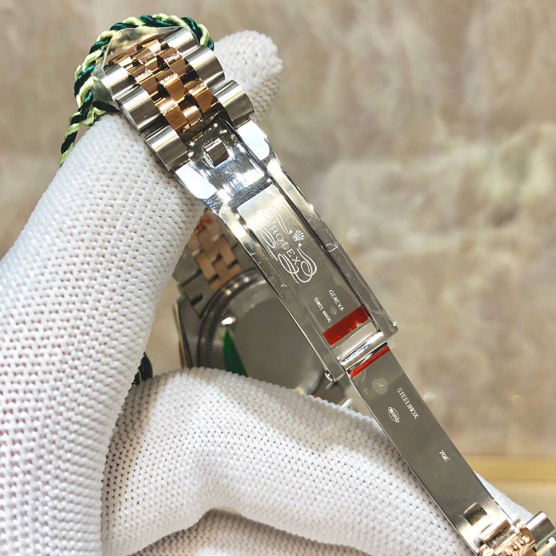 最新款劳 力士Rolex女装日志型31MM日志型腕表！ 1：原装开模，表壳直径保持与原装一致31毫米。采用904L不锈钢来锻造不锈钢腕表表壳，具备高抗腐蚀性。 2：搭配劳力士2236机芯机械 性能极为稳定，其抗震力、几何结构使机芯在任何位置都可保持规律运行。 3：三角坑纹底盖以专用工具的旋紧，使表壳完全密封，上链表冠采用双扣锁双重防水系统，牢固旋紧于表壳，使得更加防水。 4：镜面则以抗刮损蓝水晶制造，3点钟位置装有小窗凸透镜(2.5倍)女装日志型的防水蚝式表壳给予高精准机芯最佳防护！ 5：904L腕表表带和外圈底下的崭新双头粒连接方式（可与原装通用），隐蔽式摺叠皇冠带扣，以铰接的劳力士皇冠标志开启。 6：6字位内影圈以腐蚀工艺刻了与保修卡一致的厂品流水数字，做到一表一卡一码。绝不重复。 （附送专用拆表工具+专用擦表布+专用手表收纳袋）⚠️请认准独家品质