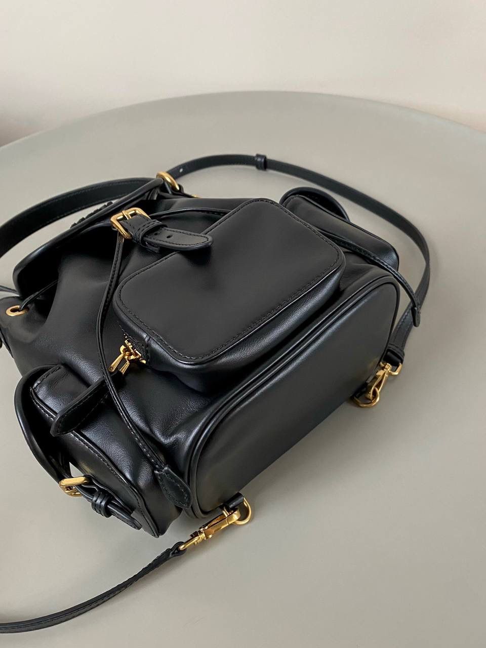 🈶黑色小号 𝐌𝐢𝐮𝐌𝐢𝐮 双肩包·牛皮 万众期待的全皮款双肩包！ 它终于出来了，天天被催爆🤪 只有真的好看好背才能一直被惦记 全皮很有质感，手感超级软乎 自重很轻！容量也足够日常 再挂上可可爱爱的挂件呼呼～ 太好看了！！可以闭眼入 18×22×11.5cm #F0060m