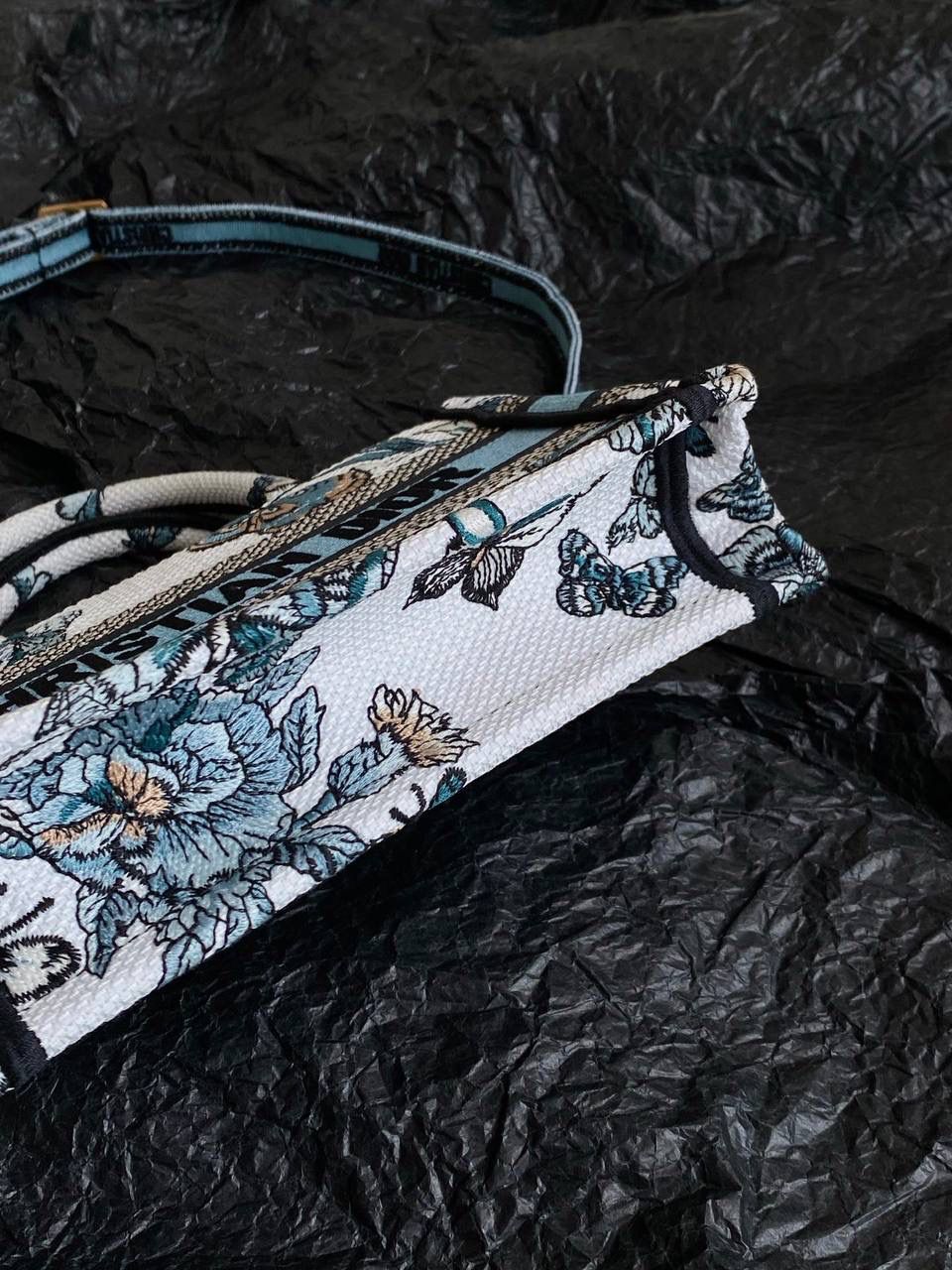 🈶蓝色蝴蝶迷你 𝗖𝗗 𝗕𝗼𝗼𝗸 𝗧𝗼𝘁𝗲 24圣诞限定🎄 圣诞季这一波𝗗𝗜𝗢𝗥真的稳赢 浪漫的蝴蝶刺绣 象征着自由和转变 高级的配色 精致的造型与细节设计，无不透露出一种温柔而魔法般的美感🎀❤️‍🔥 呜呜真的太好看了，姐妹们必冲！ 21.5×13×7.5cm