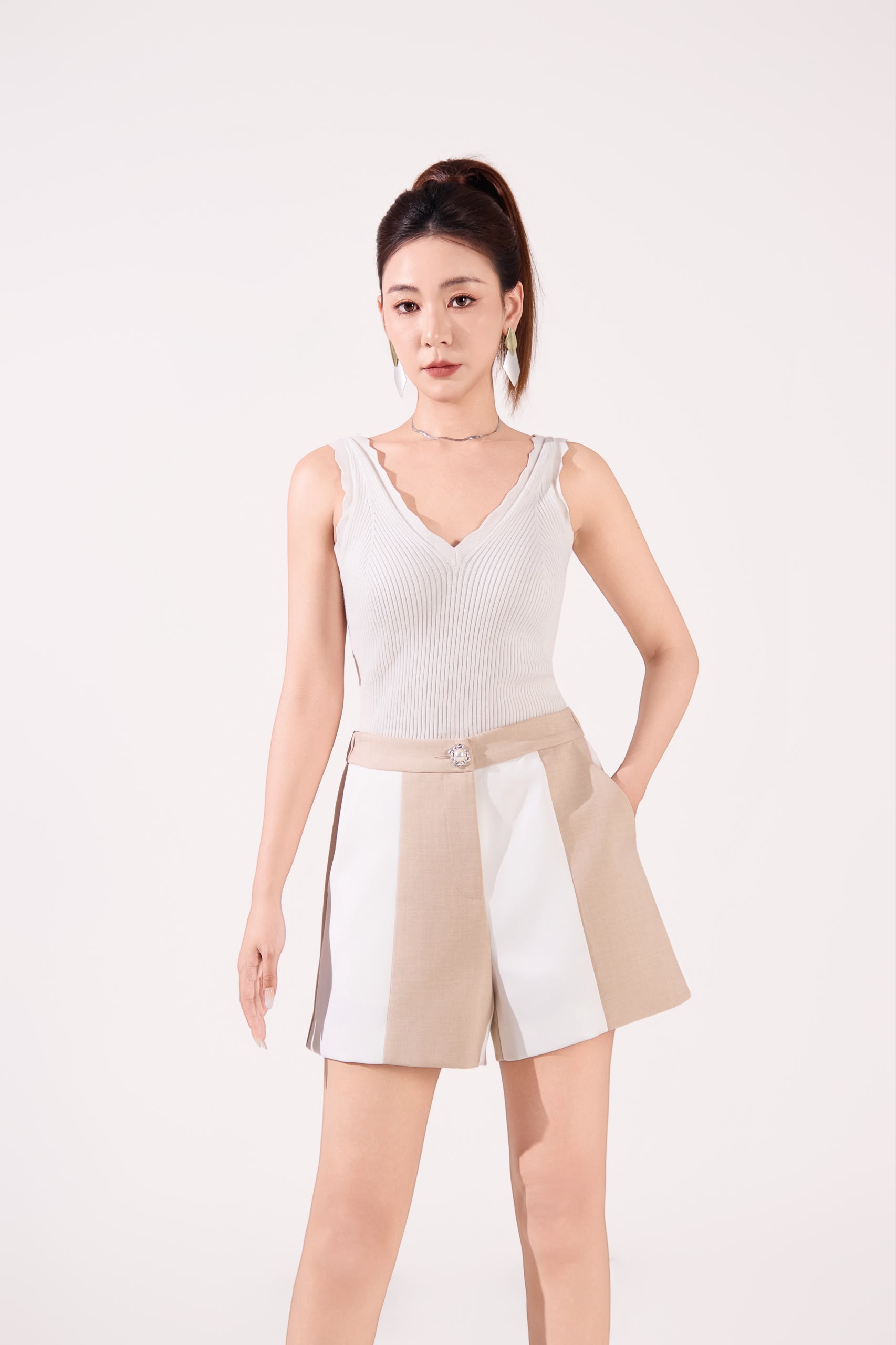 13141399 Contrast Panel Tailored Shorts