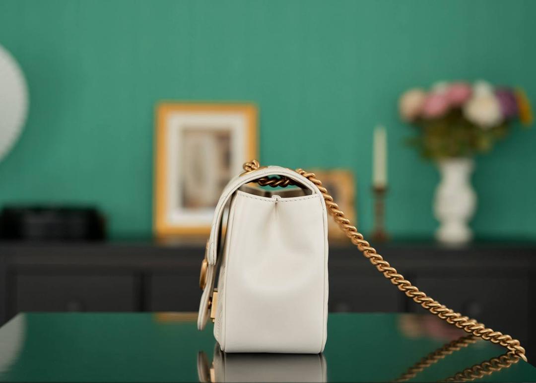 👜🔥GG Marmont系列绗缝迷你肩背包 新款方胖子 白色18cm （原厂皮 全铜五金） 正品售价,500 GG家经典系列再次推出方胖子设计造型， 保留原有的Marmont经典系列轮廓， 更加精致时髦洋气了~ 容纳量也是非常可观的，日常容纳需求完全没问题， 可斜挎可肩背，也很百搭哟! 官方款号 739682 尺寸：18x15x8cm