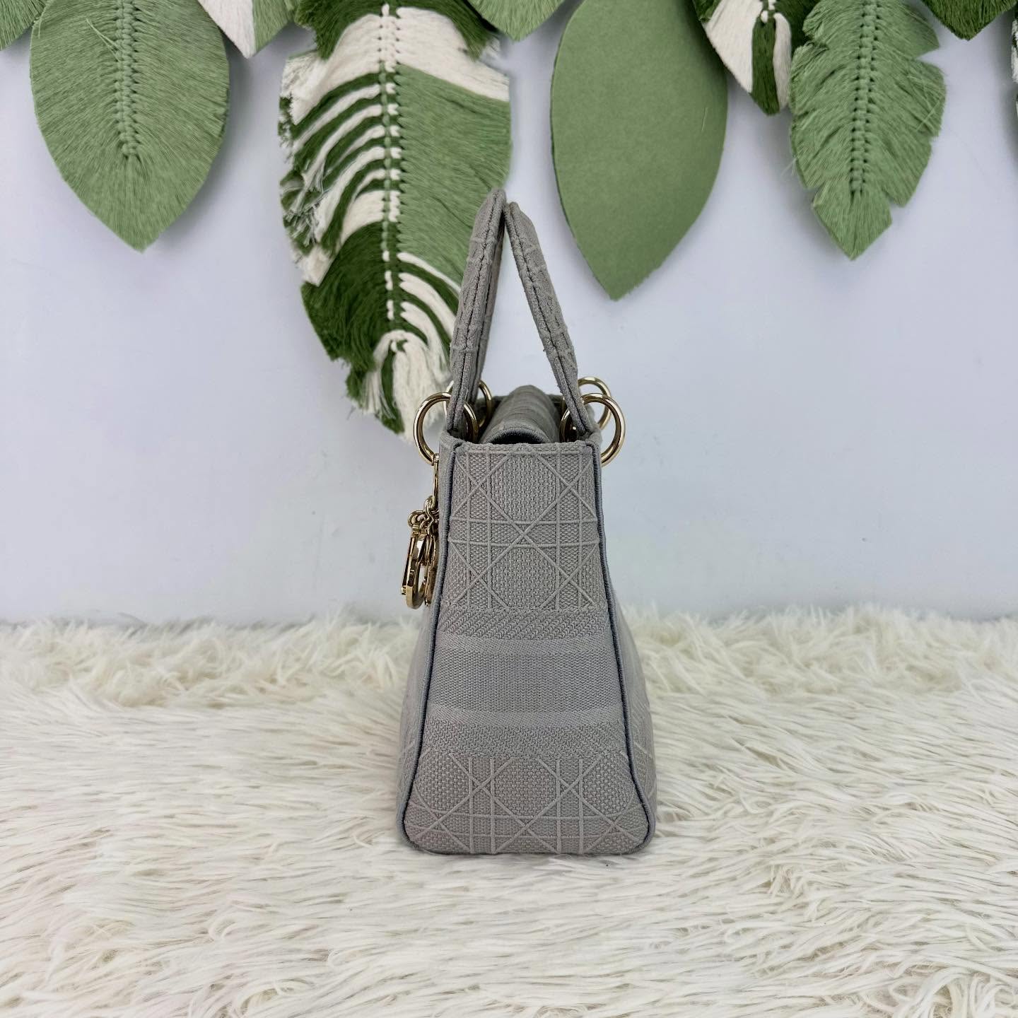 DIOR 🤍PRE OWNED Lady D-Lite 灰色金扣藤格刺繡款 Medium Size 🩶